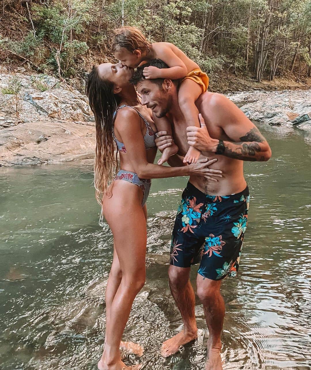 アラナ・ブランチャードのインスタグラム：「Our love bubble. Banks loved going to the rock pools yesterday🥰」
