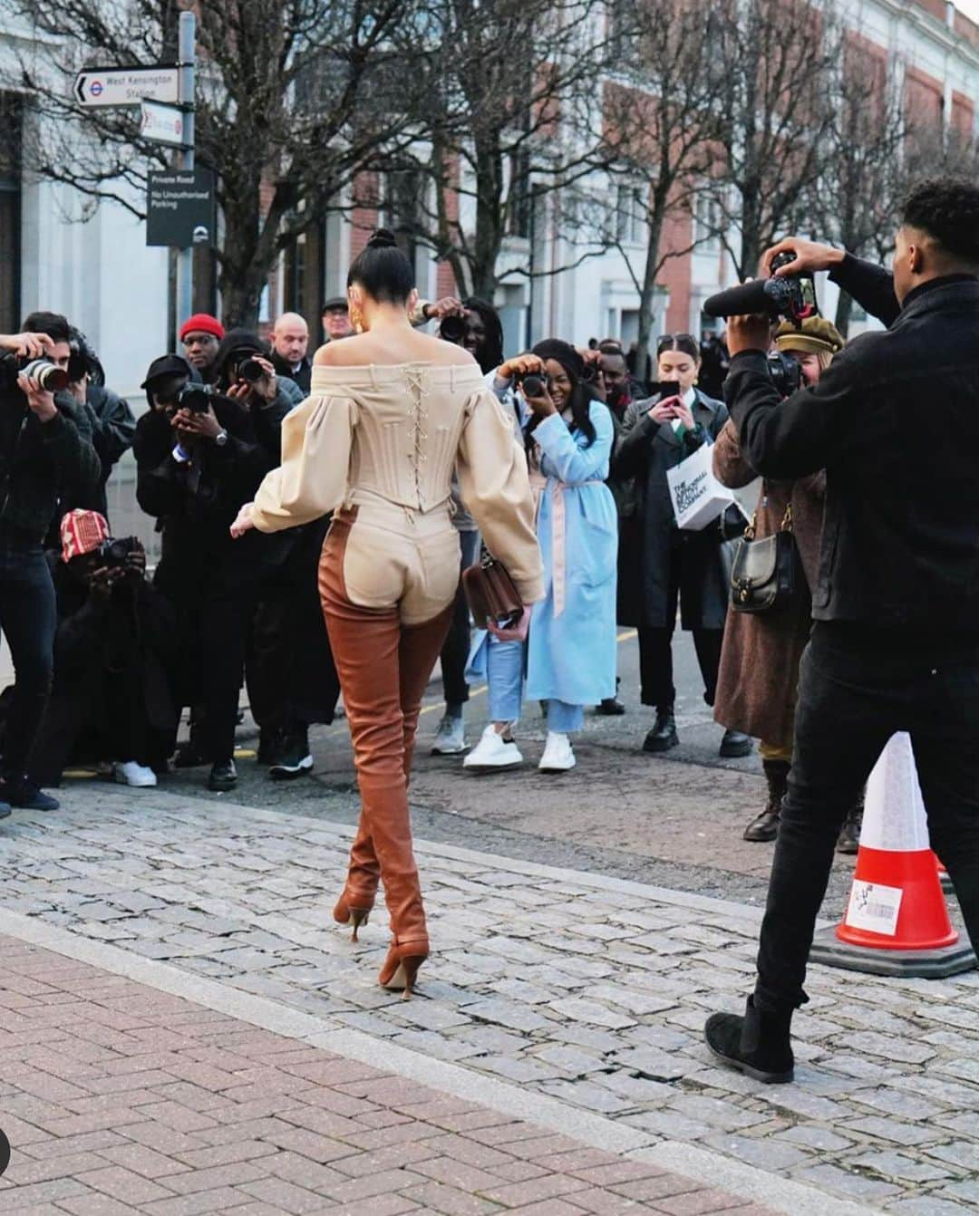 ウィニー・ハーロウさんのインスタグラム写真 - (ウィニー・ハーロウInstagram)「The @burberry show was incredible. I went in like a little kid waiting to see what gifts @riccardotisci17 was leaving under the Christmas tree 😂😍 you’re an absolute genius Riccky, thank you for including me!」2月20日 9時16分 - winnieharlow