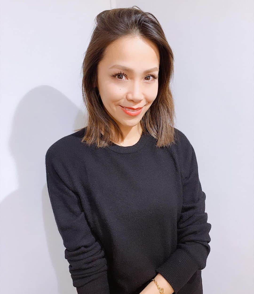 坂倉アコのインスタグラム：「My favorite eyebrow Salon!!﻿ Thank you @emaymie_salon 💕💕﻿ いつもアイブロウワックスでお世話になっているエマイミーサロン✨﻿ ﻿ 眉は顔の印象の8割と言われていて、それぞれの顔に似合う黄金の比率というのがあるそうです。﻿ ここに来るだけで、眉が整うだけでなく、眉ワックスのおかげで美肌効果、リフトアップ効果、顔が引き締まる😍﻿ すごいのー✨✨✨﻿ ﻿ まみちゃん、いつもありがとう💞﻿ @mami_saisu ﻿ ﻿ #eyebrowwaxing #tokyo #emaymiesalon #emaymie #amazing #thankyou #アイブロウワックス」