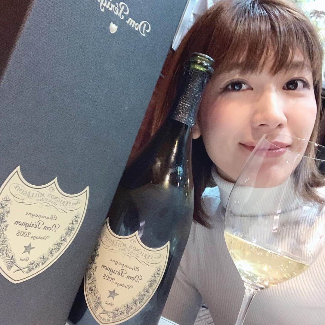 石田真以さんのインスタグラム写真 - (石田真以Instagram)「瞬間で飲んじゃった🥰‼️ お誕生日プレゼントで ファンのみんなからもらった シャンパーニュシリーズ どんどんアップしてこっと☺️❣️ ・ #ドンペリ　#ドンペリニョン #donperignon #champagne #シャンパン　#シャンパーニュ #nagoyacolor #ナゴヤカラー #ishidamai #石田真以 #シャンパン大好き」2月20日 9時37分 - ishidamai86