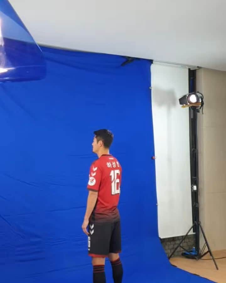 ハ・ソンミンのインスタグラム：「New Red  And no 16  #경남fc  #16 #하비번호」