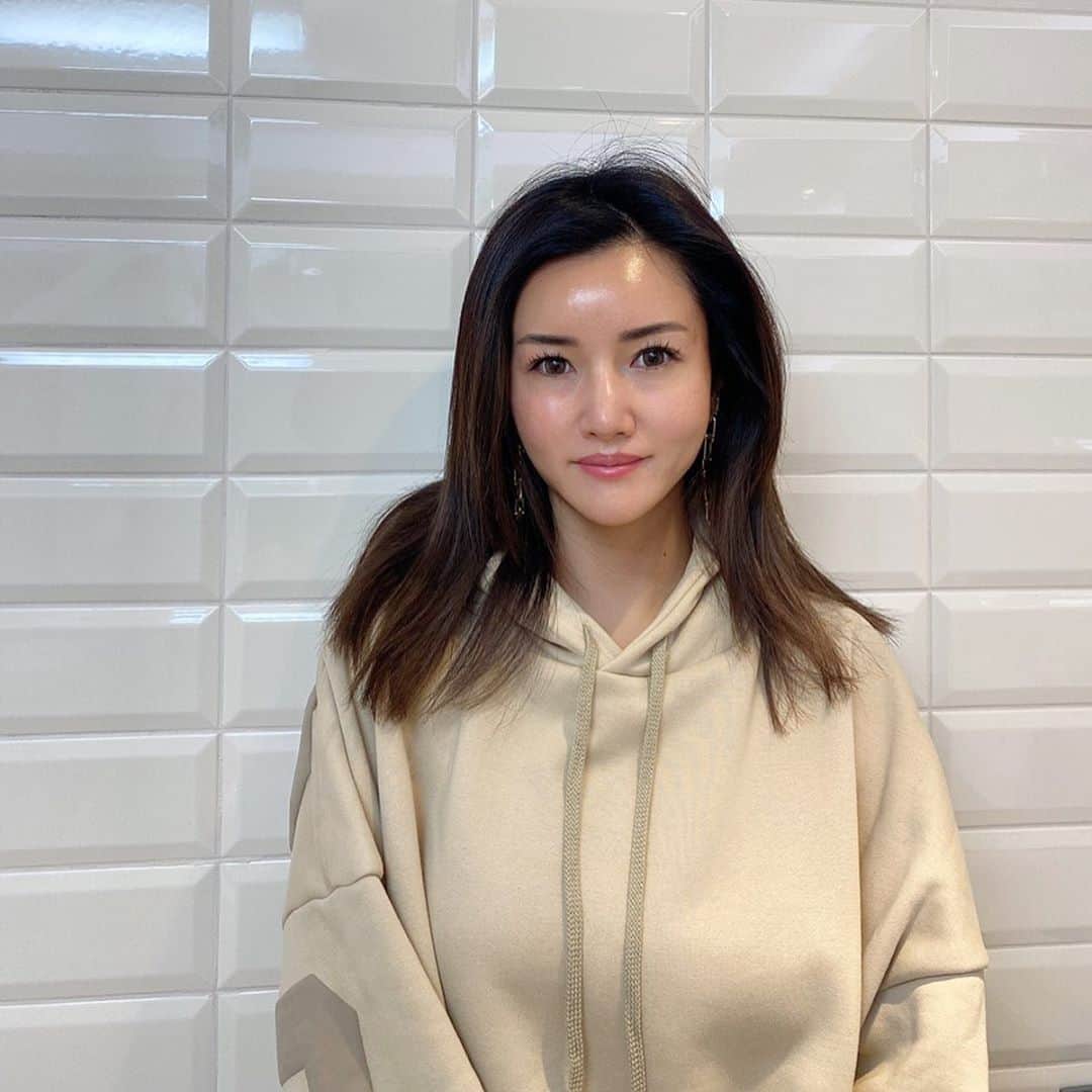のインスタグラム：「AHKAHの福王寺彩野さんが新宿本院の歯科へ遊びに来てくださいました💖 ・ ご縁がありお付き合いをさせていただいております🙋🏻‍♀️ ・ 【✅レーザーホワイトニング】 を受けられました✨🦷 ・ レーザー光線による化学反応で、歯を白くします😁💡 ・ 歯の表面に特殊な漂白剤(ホワイトニングジェル)を塗り、専用のレーザー機械でプラズマアークライトを照射✨✨ ・ アメリカで開発され、美容歯科でしか受けられない「レーザーホワイトニング」です⭐️ ・ お気軽にご相談、お問い合わせくださいね📞 ・ 彩野さんのこれからのご活躍も応援してます💓💕 ・ またお待ちしてます☺️ ・ 【全国25院共通】 ➿0120-500-340 ・ #共立美容外科 #共立美容歯科 #共立美容皮膚科 #美容 #美容外科 #美容皮膚科 #美容歯科 #整形 #クリニック #新宿 #shinjuku #kyoritsubiyo #cosmeticsurgery #plusticsurgery #beauty #clinic #ahkah #アーカー #福王寺彩野 #ホワイトニング #レーザーホワイトニング #白い歯」