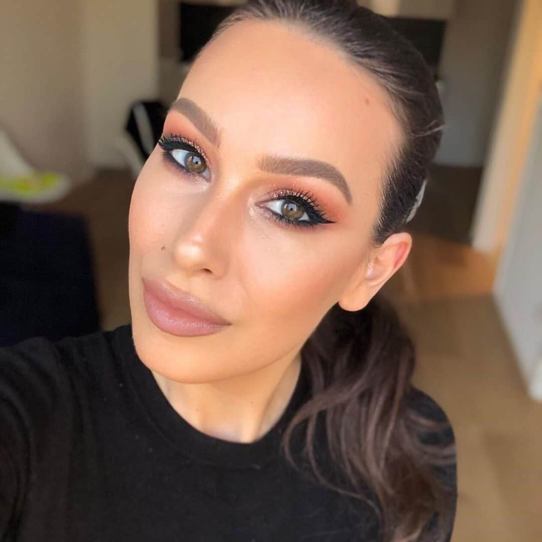 Anastasia Beverly Hillsさんのインスタグラム写真 - (Anastasia Beverly HillsInstagram)「Soft Glam @anca.buzea  BASE - Luminous Foundation 👌🏼 Loose Setting Powder - Banana  EYES - #ABHxAmrezyPalette &  Liquid Liner  BROWS - ABH Brows using Brow Wiz and Dipbrow Gel in Soft Brown  BRONZER -  Saddle Bronzer」2月20日 9時53分 - anastasiabeverlyhills