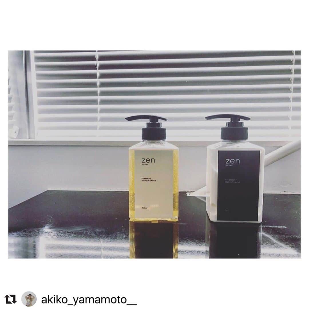 のインスタグラム：「#Repost @akiko_yamamoto__ ・・・ 汚れを洗い流すという時代から、﻿ 纏う(まとう)時代へ。﻿ ﻿ ﻿ このconceptにズコーンときたのが、﻿ 洗うたびに保湿されるという　@kujime.official の﻿最高級ドレープシャンプー💛🖤﻿ ﻿ ﻿ 成分も贅沢だし、お値段も贅沢。 ﻿ ﻿ だけどね、使ってみて感じたのが、﻿ ﻿ ﻿ その分、いつもよりじっくり。優しく。﻿ ﻿ ﻿ バスタイムの時間に、﻿ 髪の毛をシャンプーするようになった。﻿ 毎回のシャンプーで、﻿ 髪の毛に栄養を与えてあげてる気持ちになった。﻿ ﻿ ﻿ 使ってみて1週間。﻿ うん。とってもいい感じになってきておる。﻿私の髪の毛さん♡﻿ ﻿ ﻿ 香りは大好きな @inouenaho1207 が担当してて、これまた最高な香りに癒されるのです🌿🌿﻿ ﻿ ﻿ #広がりやすい髪質  #くせ毛ボブなのです #ちゅるちゅるになりたい  #与えてあげるって大事だね #美容好きさんにオススメ ---------------------------------------------------- ✅KUJIME zen シャンプー 300ml 定価:10,000円(税別) ✅KUJIME zen トリートメント 300g 定価:10,000円(税別) ・ 《主要成分》 コラーゲン、シルク活性剤、ヒアルロン酸 ・ 《実際に愛用したスタッフの声》 ⚫︎サラッサラになる ⚫︎髪が柔らかくなった ⚫︎髪のまとまりがいい ⚫︎寝癖がつきづらくなった ⚫︎泡のキメが細かい ⚫︎シルクのような艶髪になる ⚫︎髪の傷み、パサつきが良くなった ⚫︎指通り、クシ通りがいい ⚫︎サロントリートメント後みたい ・ 🔘WEB( @kujime.official ) 🔘渋谷院( @kyoritsu_shibuya ) 🔘新宿本院( @kyoritsu.shinjyukuns ) にて販売致しております🧴✨ ・ 商品のみの購入も可能です⭕️ ・ お気軽に、在庫お問い合わせなどお待ち致しております📞 ・ 【渋谷院】 ➿0120-340-428 ・ 【全国25院共通】 ➿0120-500-340 ・ #共立美容外科 #共立美容歯科 #共立美容皮膚科 #美容 #美容外科 #美容皮膚科 #美容歯科 #kyoritsubiyo #cosmeticsurgery #plusticsurgery #beauty #shampoo #treatment #haircare #KUJIME #シャンプー #ドレープシャンプー #トリートメント #ヘアケア #美髪 #艶髪 #美髪ケア #髪質改善 #芸能人ご用達 サロンクオリティ」