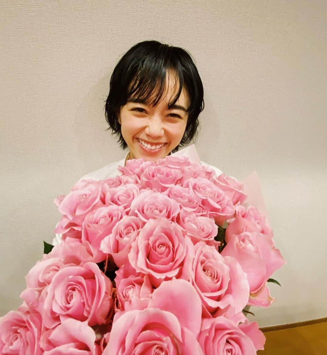 宮城舞さんのインスタグラム写真 - (宮城舞Instagram)「32歳になりました🎂🙏🥳 たくさんのメッセージありがとう🥰 正直30歳を超えてから 自分がいくつになるのか 考えないと分からなくなりますw なんとなく30代のこの10年が 頑張り時だと私は思っているので この一年も何が起きるかわからないけど、 しっかり地に足つけて家族を大事にして、 私なりに頑張りたいと思います✌️ 我が家のメンズ達が 素敵な32本のピンクの薔薇をくれました💐 とても、ピンクってキャラじゃないけど 女性らしさも求められてるのかしら？🤣 ピンクのお花って滅多に自分では飾らないから お家がとても華やかです💗 家族にお祝いしてもらい とても幸せな32歳の スタートをきれました🎂🙏💗 #mybirthday #32 #219」2月20日 9時49分 - mai_miyagi