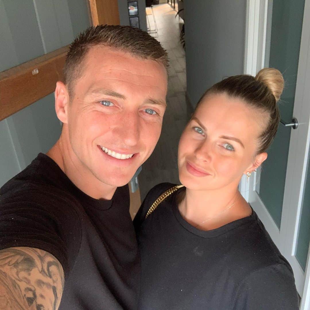 ミッチェル・デュークのインスタグラム：「Happy Birthday to my stunning Wife 😍 Me & Jaxson are the luckiest boys in the world and would be lost without you! Hope 31 will be your best & happiest year yet! Love being by your side through this crazy life❤️🥂 #likeafinewine」