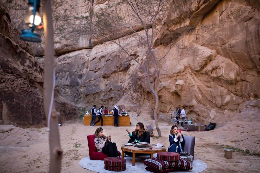 National Geographic Travelさんのインスタグラム写真 - (National Geographic TravelInstagram)「Photo by @tasneemalsultan | Friends from Riyadh, the Saudi capital, gather on a weekend at a pop-up restaurant with seating among the canyons in the Saudi town of Al Ula. #alula #saudiarabia」2月20日 10時04分 - natgeotravel