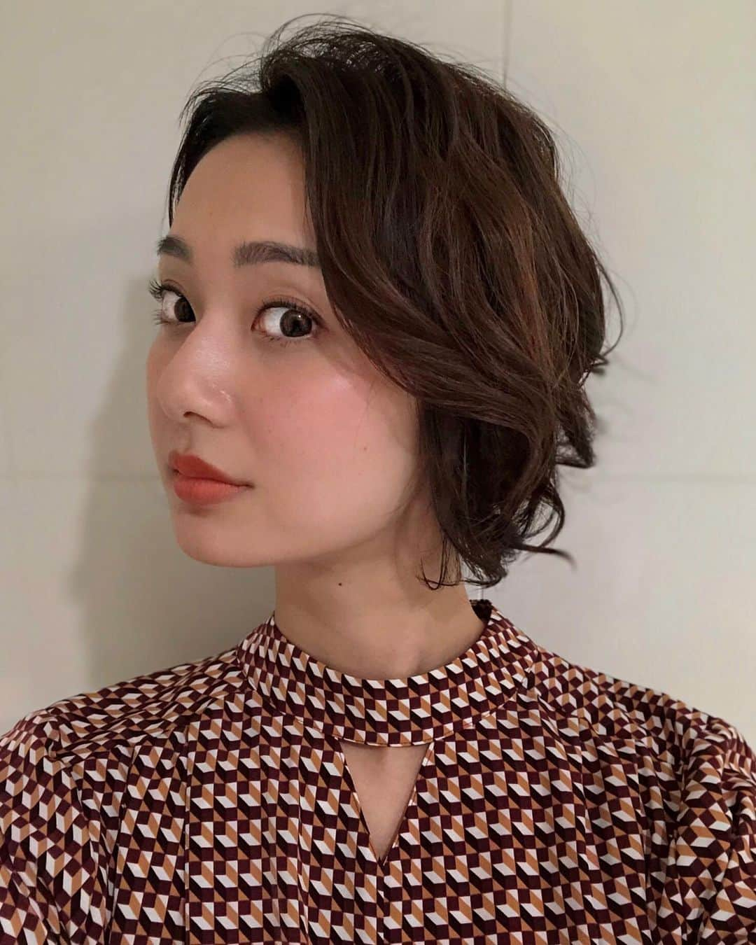 本間智恵さんのインスタグラム写真 - (本間智恵Instagram)「﻿ ﻿ おはようございます〜🌞﻿ 今日もワイド！スクランブルに出演しますよ〜﻿ ﻿ 10:25〜﻿ 「大下容子 ワイド！スクランブル」 ﻿ 第2部は12:50〜﻿ ランキングコーナーを担当します。﻿ ﻿ #ootd﻿ #Top & #Skirt... #DoublefaceTokyo﻿ #Earing... スタイリスト私物﻿ ﻿ 幾何学柄のブラウスはデコルテに穴が開いてます▽﻿ 最近デコルテとか肩のカットアウトデザイン流行ってますよね〜﻿ このくらいだとセクシーすぎなくて良い🙆‍♀️﻿ ﻿ #テレビ朝日 #アナウンサー #本間智恵 #衣装 #アナウンサー衣装 #幾何学柄ブラウス #デコルテカットアウトブラウス #レザー調スカート #アシンメトリーピアス #春コーデ」2月20日 10時05分 - chiehonma