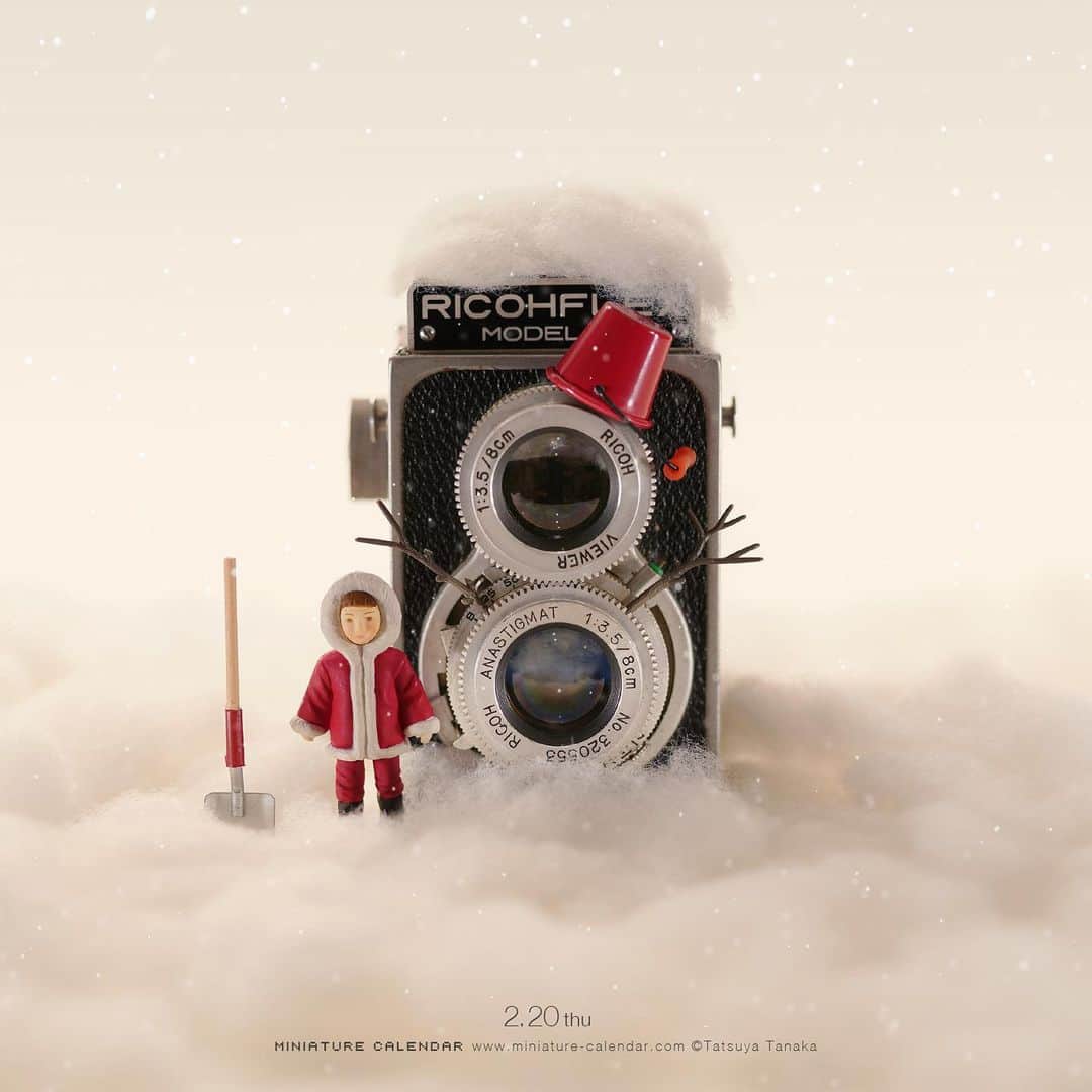田中達也さんのインスタグラム写真 - (田中達也Instagram)「. 2.20 thu “Unmelted Memories” . 思い出は溶けない . #二眼レフカメラ #雪だるま #⛄️ #TwinLensReflexCamera #Snowman . ────────────────── 《EXHIBITION info》 . 【MINIATURE LIFE展 in 山形】 MINIATURE LIFE EXHIBITION in Yamagata until Mar 1, 2020 #MINIATURELIFE展 #ミニチュアライフ展 . 【微型展 2.0 台中站】 MINIATURE LIFE EXHIBITION2 in Taichung until Mar 1, 2020 #微型展 #田中達也微型展 . 【small MUJI vol.1“Miniature”】 until Feb 29, 2020 #smallMUJI #MUJIKamppiHelsinki . ℹ️Please look at the Instagram story’s highlight for more information. .」2月20日 10時06分 - tanaka_tatsuya