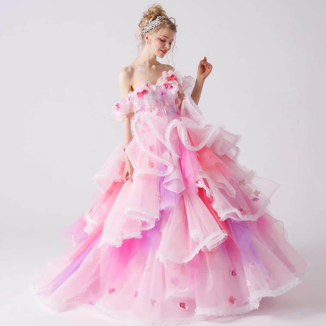 THE HANYさんのインスタグラム写真 - (THE HANYInstagram)「Pink Sophie💕ふわふわのフリルがキュートな1着。ピンクのグラデーションが華やかで写真映えも抜群◎フォトウェディングにも大変人気です✨ . THE HANYは一店舗に一着ずつしかドレスのご用意がありません。ご予約はお早めに…！ . 【東京本店　3月のフェア】 . 期間：３月１日（日）〜３月３０日（月） . 内容：挙式当日のお衣裳を２着THE HANY東京本店でご成約いただくと、 二次会のドレスをサービスいたします！ . 対象：２０２０年８月末までにご結婚式を控えている花嫁様 . ３月もたくさんのご来店をお待ちしております！ . THE HANY東京本店（火曜日定休） TEL：03 5413 3982 MAIL： info@the-hany.jp 東京都港区南青山２−８−２　南青山サマリヤマンション８０１号 営業時間：１１時〜１９時 . 東京本店LINEお友達登録はこちら https://lin.ee/s1NetpY . . ＿＿＿＿＿＿＿＿＿＿＿＿＿＿＿＿ 【THE HANY直営店】 ( 全店舗 完全予約制 ) 直営店ではディズニープリンセスドレスコレクション・伊藤羽仁衣プロデュース和装もお取り扱いしております。 直営店定休日：火曜日 . . ●東京本店：東京都港区南青山２-８-２ 南青山サマリヤマンション 801号室​ 電話： 03 5413 3982 メール：info@the-hany.jp 営業時間：11:00〜19:00 青山一丁目駅または乃木坂駅より徒歩5分ほどです。 ※Instagramにでてくる【THE HANY】の位置情報は以前の店舗住所となりますのでお間違いのないようにお願いいたします。(住所が合っていてもスポットが間違っています🙇‍♀️) また、Google等で検索された場合も以前の住所が出る場合があります。ご迷惑をおかけいたしますが、店舗に直接アクセス方法をご確認いただくか、THE HANY公式サイト→ショップリスト→TOKYOから住所をご確認ください。 . . ●大阪店 : 大阪府大阪市中央区南船場4-11-20 G-TERRACE心斎橋1F 電話 : 06 6252 8210  メール：osaka@the-hany.jp 営業時間:11:00〜19:00 . . . ●札幌店 : 北海道札幌市中央区南3条西2丁目7番KT三条ビル1F 電話 : 011 280 8282 メール：info@hany-wedding.co.jp　 札幌店のみ提携式場がございます。 営業時間：11:00〜18:00 ※ディズニープリンセスドレスコレクション・和装に加え、タキシード・成人振袖・卒業袴・モーニング・留袖のお取扱もしています。 . . . #thehany #ザハニー  #プレ花嫁 #結婚式  #カラードレス　 #結婚式準備　 #ウェディングドレス  #大人可愛い　 #ピンク #春　 #thehany_colordress  #thehany_pinkdress」2月20日 10時14分 - thehany_official