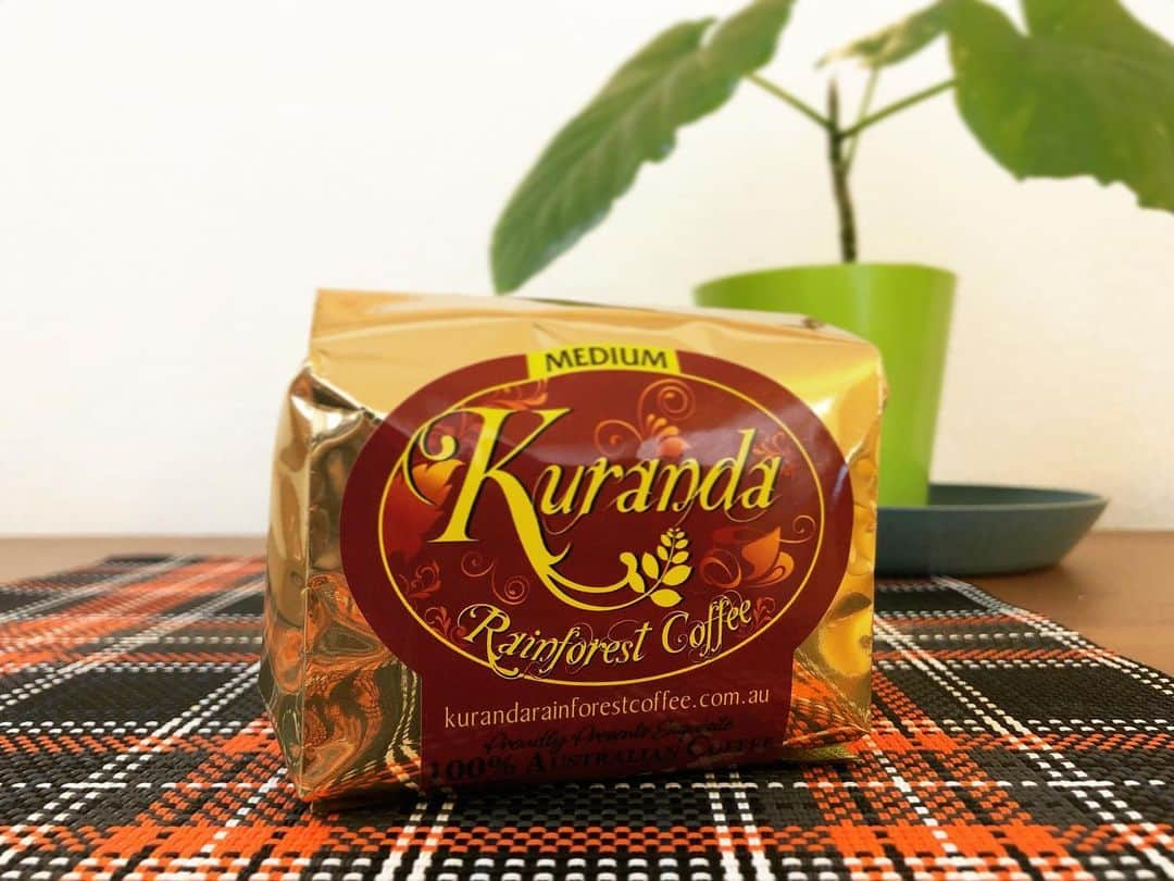 相沢梨紗さんのインスタグラム写真 - (相沢梨紗Instagram)「【Kuranda Rainforest Coffee】 . みりんちゃんからケアンズのお土産☕️ . コーヒー好きだからってわざわざ選んでくれたらしい〜やさすい😭❣️ . ミディアムローストくらいの炒り加減の豆色。酸味は少なくて、しっかりとした苦みがあるすっきりとした印象のコーヒー✨ . 美味しかった〜☕️ありがとう〜🤗 . こうやって、元気な我々が被害の少ない地域に遊びに行ったりする事で、オーストラリア全体の元気にも繋がるだろうし . いつも買うものも、寄付につながるものに目を向けるようにしたり . 些細なことでも自分も関わっていこうと思いました。1日も早く穏やかさを取り戻してほしいから。想い、関わる大切さを忘れないようにしたい。珈琲、大切に飲みます✨ . . . #kurand #rainforest #coffee #coffeetime #rainforestcafe #handdrip #cafe」2月20日 10時27分 - risacheeese