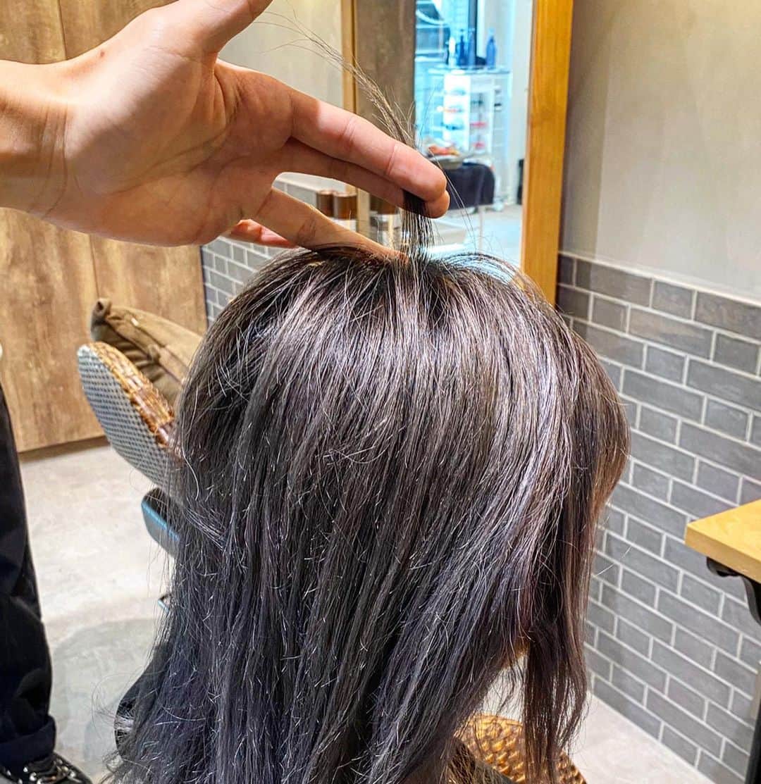 京極 琉さんのインスタグラム写真 - (京極 琉Instagram)「よくあるブリーチミスでトップの髪がちぎれるパターン🥺　KGマジックでBefore Afterを比較してみて、どんな状態でも、髪は絶対に綺麗になれる、それがKGプロフェショナル KG カラー　レシピ　シルバー　35 チタンシルバー 35 アメジストシルバー 10 3% 2倍 #kyogokupro #kyogoku #irome #京極琉 #salonryu#KGpro#RyuHairArtist」2月20日 10時20分 - ryuhairartist