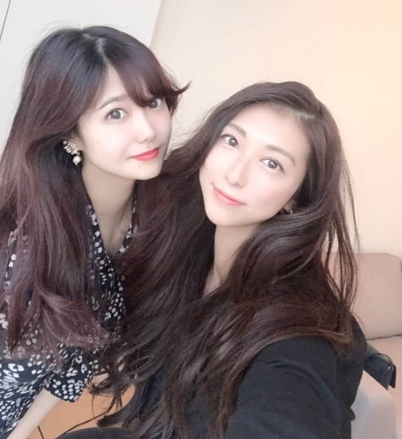 川原あやかのインスタグラム：「ゆのが久しぶりにお家にきてくれた。 もう出会えて3年❤︎ . 最近自分の作り出す世界観に自信が なくなっていたのだけど、 ゆのと会うだけで元気になれた。 . Thank you yuno❤︎ 3月の個展たのしみにしてる❤︎ #bestfriend」
