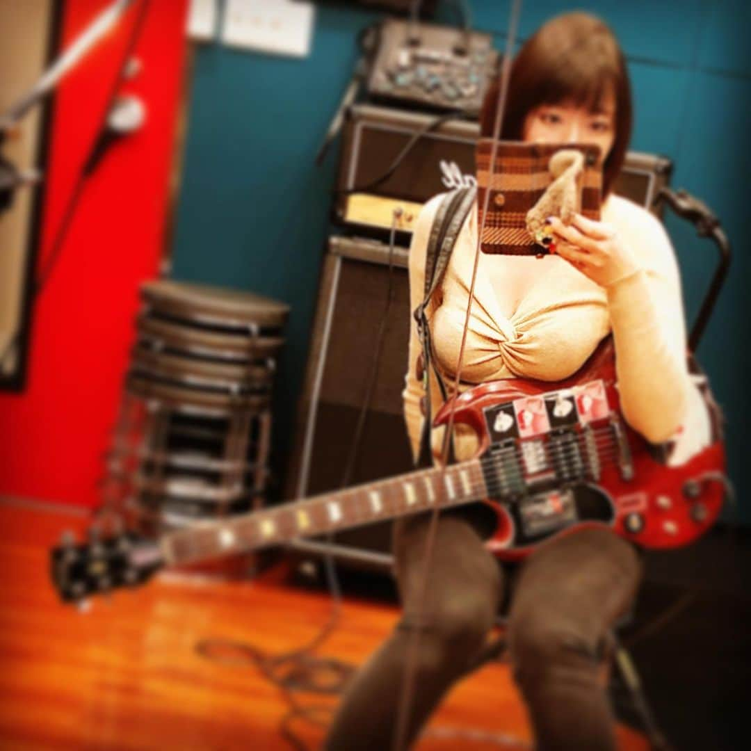 ちゃんまいさんのインスタグラム写真 - (ちゃんまいInstagram)「#パイテロ #ベッドイン #japanese #sexy #idol #guitar #guitarist #sg #sgguitar #パイのせ　#個人練という名の膣トレ」2月20日 10時27分 - dakko_shite_cho3