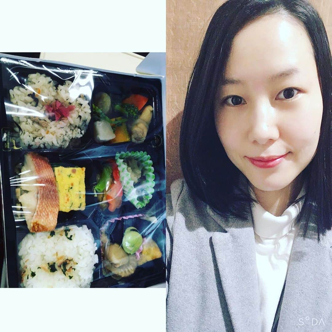 中嶋佳子さんのインスタグラム写真 - (中嶋佳子Instagram)「おはようございます。今日はお仕事のため、新幹線で金沢へ向かっています。日帰りで、終電頃に帰宅予定です。 . . 個人的に、初めての金沢なので観光したい気持ちもありますが、夜までみっちり撮影のため無理なので、お土産くらいは買えたらなぁと。。。 . . . 実は一昨日から、佐賀から母親が遊びに来てるので、娘の送り迎えや夜ご飯など頼んできました！母親がいるとこんなにお仕事に集中できるのかとびっくりしてます。有難い。 新幹線で台詞を復習しつつ、駅弁堪能してお仕事頑張ってきます！ . #中嶋佳子 #女優 #役者 #actor @yoshiko_world #japaneseactors #終電まで #撮影 #初金沢 #金沢 #駅弁 #子育てと仕事の両立 #有難い #母ありがとう #日帰り #仕事」2月20日 10時32分 - yoshiko.nakashima