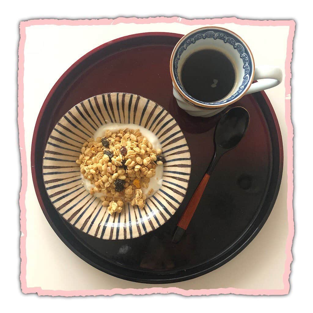 のインスタグラム：「🌟 なんて素敵な朝！(自画自賛) モデルみたいな朝食よっ✨ (モデルだけどw) いつものシュガーレディのヨーグルトに、フルーツグラノーラ入れちゃったりなんかして。 コーンフレークやないかぃ！ (言いたかっただけ) #モデルの朝食 #小鳥になったかと思った #コーヒーはブラック派  #2杯目は豆乳入れたけど #お腹空く #こんな量じゃ足りない #お昼まで我慢 #ヨーグルトは偉い #シュガーレディ  #sugarlady #シュガーレディのプレーンヨーグルト #コーンフレークやないか  #フルーツグラノーラだけど」