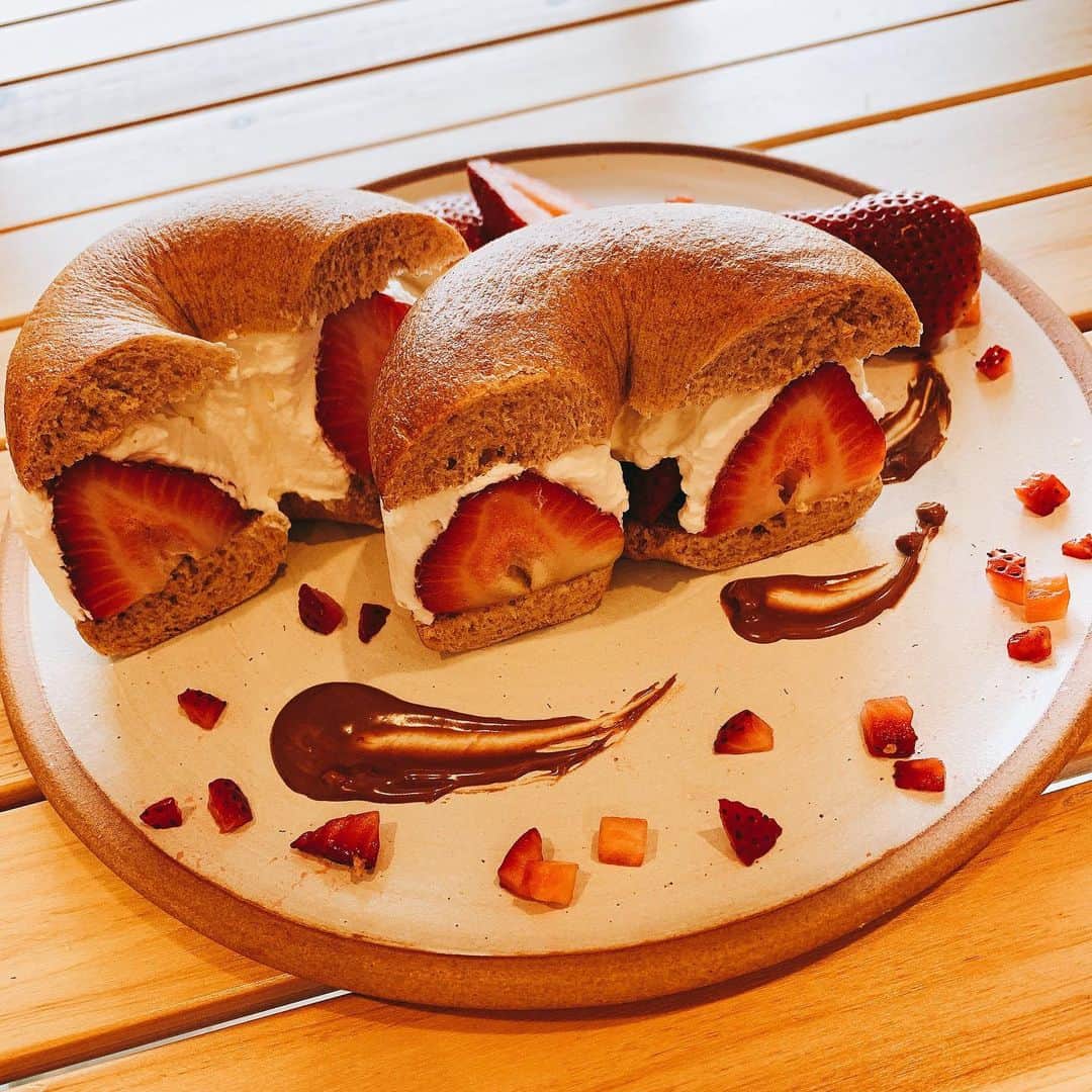 のインスタグラム：「おうちカフェ🍰☕️朝ごはん🥞🥣 昨日のお祝いプレート自分へ🤣💕 コストコのベーグルと🥯  コストコの苺🍓 たーーっぷり使って『春風に舞う苺花』#開花祝い  苺大好きで 誕生日には 必ず高野フルーツパーラーの 苺ドームケーキ🎂買ってきてもらってたぐらい😋  苺って🍓 いつでも人を笑顔にして お祝いムードを作ってくれるThank you☺️ 明後日2日間 ライフセービング協会の🏊‍♀️💦 プールライフセービングの資格 取得する為茨城へ 月曜日はまた群馬へ  これからインタースタイルへ٩( ᐛ )وLet’s go💕  #お祝い #プレート #おうちカフェ  #イチゴサンド  #ベーグル #苺 #2月 #フルーツ #ビタミンc  #赤 #ぷっくり #甘酸っぱい  #いろいろあるけど  #一歩一歩 #幸せは突然やってくる  #準備 #一生勉強 #向上  #旅するように食べる  #カフェ　風　#フルーツサンド #生クリーム　はさっぱり」