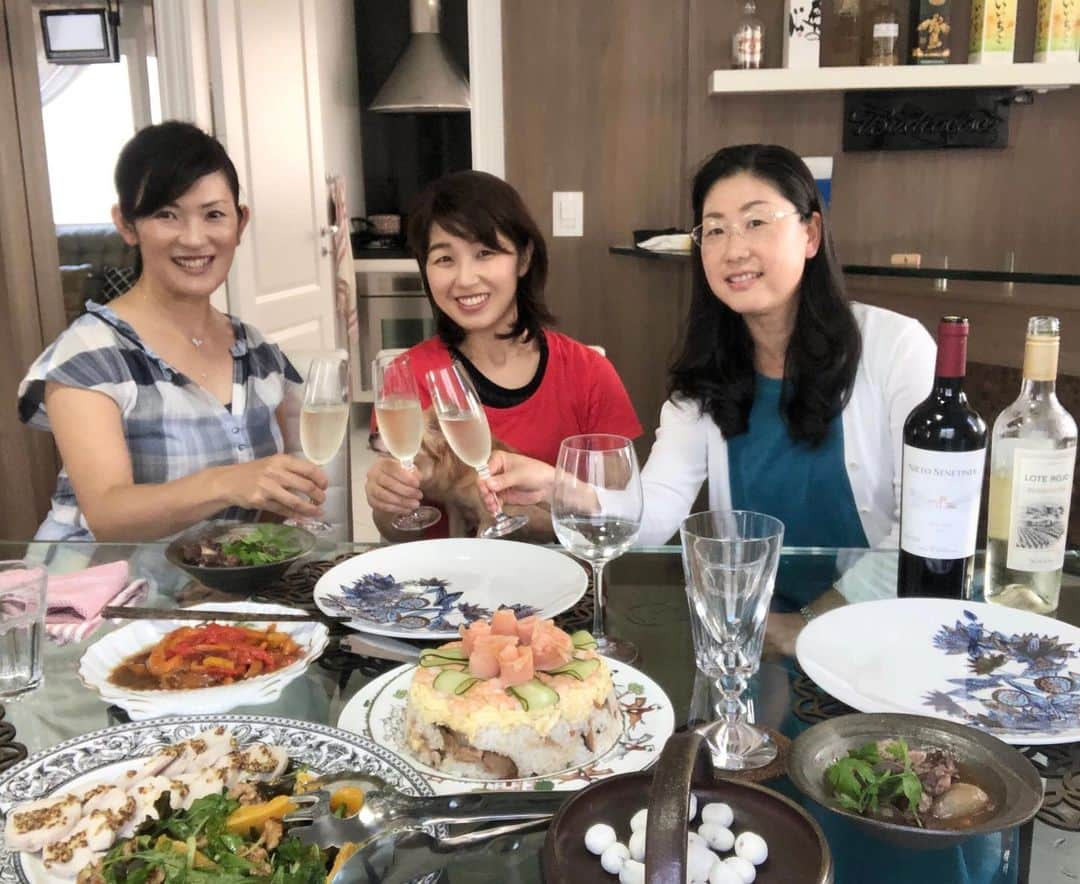 生島早織さんのインスタグラム写真 - (生島早織Instagram)「ランチ〜🍽🍷🍾🥂 間も無く日本に帰ってしまうお友達がお家に招待してくれました😍  素晴らしいお料理❣️ 昨夜から頑張ってくれていたらしい😍  予定では5人での食事会でしたが、1人はぎっくり腰？1人は風邪？  結果お酒の大好きな3人で大盛り上がり💕  張り切ってケーキ寿司まで作っちゃった〜❣️ って❤️ どれもこれも本当に美味しかった❤️ 白菜、じゃがいも、玉ねぎがあるけどどうしよう・・・ と言っていた、我が家の夕飯。  白菜のくたくた煮のホワイトシチュウー（風）にしました。  ベーコン、玉ねぎ、じゃがいも、白菜を炒めて塩胡椒、小麦粉をまぶして、鶏がらスープ。 牛乳と生クリームをいれて 冷凍保存していた魚介類を入れようと思ったら、数日前のお好み焼きで使い切っていた😅🐙🦑 子供達も食べてくれたし成功かな？ 後は、子供達がスクールで栽培している？お野菜の中からピーマンを収穫して来てくれたので、ピーマンのお浸し。  あと、ランチ会のお裾分けの蒸し鶏。 子供達は納豆としらすの巻き寿司。  毎日の献立考えるの本当に・・・💦💦💦 あー明日は何しよう😩  夕飯時は、ほぼ毎日、次男の歌の発表会から始まります😁  10分程歌を歌ってから食べ始める次男😅  遊んでる時に歌えばいいのに！ と、思うのですが、それが、彼のルーティンになっているのか？  お家でなら良しとしよう😁  最近の双子さん、寝相の悪さがハンパない😅💦 寝相が悪いだけなら問題ないのですが、夜中に何度もベットマットから落ちて、『ママ〜僕ベットから落ちちゃった〜』って寝ぼけながら叫んでる😱  昨夜はその回数9回💦  こちらも全く寝た気がしません💦  布団もそこまで落とす必要ある？  夢の中で遊んでいるのかな？  もっと幼い頃、10畳くらいの部屋の端から端まで転がって、布団にいなかった事思ったら、まだベッド周辺に居るだけマシかな🤣  子供ってそんなもの？  #双子育児 #双子ママ #ランチ会 #女子会 #おもてなし料理 #毎日の献立 #海外生活 #海外育児 #昼間っから飲み過ぎ #ワイン好き #子どもの寝相 #歌が大好き #日本語より英語 #トリリンガル」2月20日 10時44分 - saori.ikushima