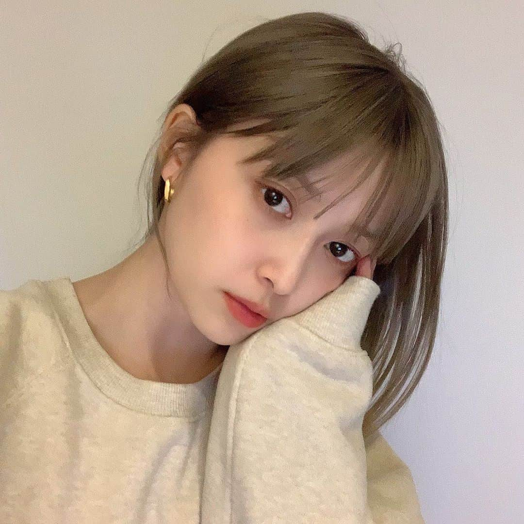 和田えりかさんのインスタグラム写真 - (和田えりかInstagram)「肌が痒い季節がやってくる、、、 その原因は、、花粉、、👩🏼☁️ 私は、、花粉のせいで肌が痒くなったり、化粧ノリが悪くなったり乾燥がすごくなったりといろんな悩みが、、、あるのです、、 なので今回、ｄプログラム様からアレルバリア エッセンス BBを頂きました＾＾ 花粉の季節になるとあまり化粧したくなかった私が、、アレルバリア エッセンス BBに出会って、使ってみたら軽い塗り心地で、下地としても使えたりベースメイクとしても使えたりと、、すごく好みなアイテムでした🐨🥣 花粉の季節は肌が敏感になるので、、いろいろ今からケアがんばります！  #dプログラム #アレルバリアエッセンスBB #アレルバリア #化粧下地 #敏感肌 @dprogram_ofc #PR」2月20日 10時44分 - _wadaerika