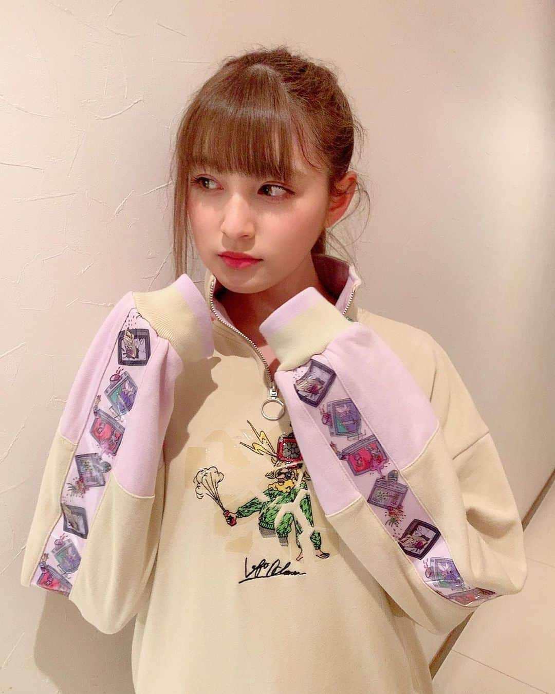 神志那結衣さんのインスタグラム写真 - (神志那結衣Instagram)「今年の春は 色んなカラーの服を着たいな💛 デザインかわいすぎ #黄色　#パーカー　#parker #yellow #春」2月20日 10時49分 - jiina27