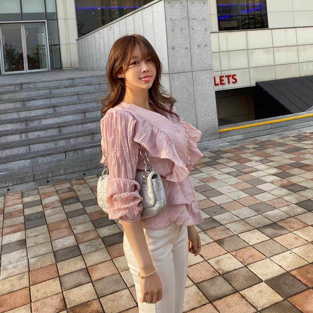 チョ・ミニョンさんのインスタグラム写真 - (チョ・ミニョンInstagram)「어제 라방과 최근 피드의 블랙도트 블라우스 아더 칼라 ♥ 마지막에 영상확인✨시장제품인데 가격이 너무 쌔서 갠소했는데 진행해 달라는 분들이 많네요 😤 원하는 분들을 위해 내일 오픈도와드려볼게요💕 - - 지금 24,000원 이벤트 가에 진행중인 허리밴딩 절개핀탁 팬츠 비침봐주세요🤭 +@ 깨알 후기도👾  #조덕후운동화사랑👟」2月20日 10時55分 - xxjominxx