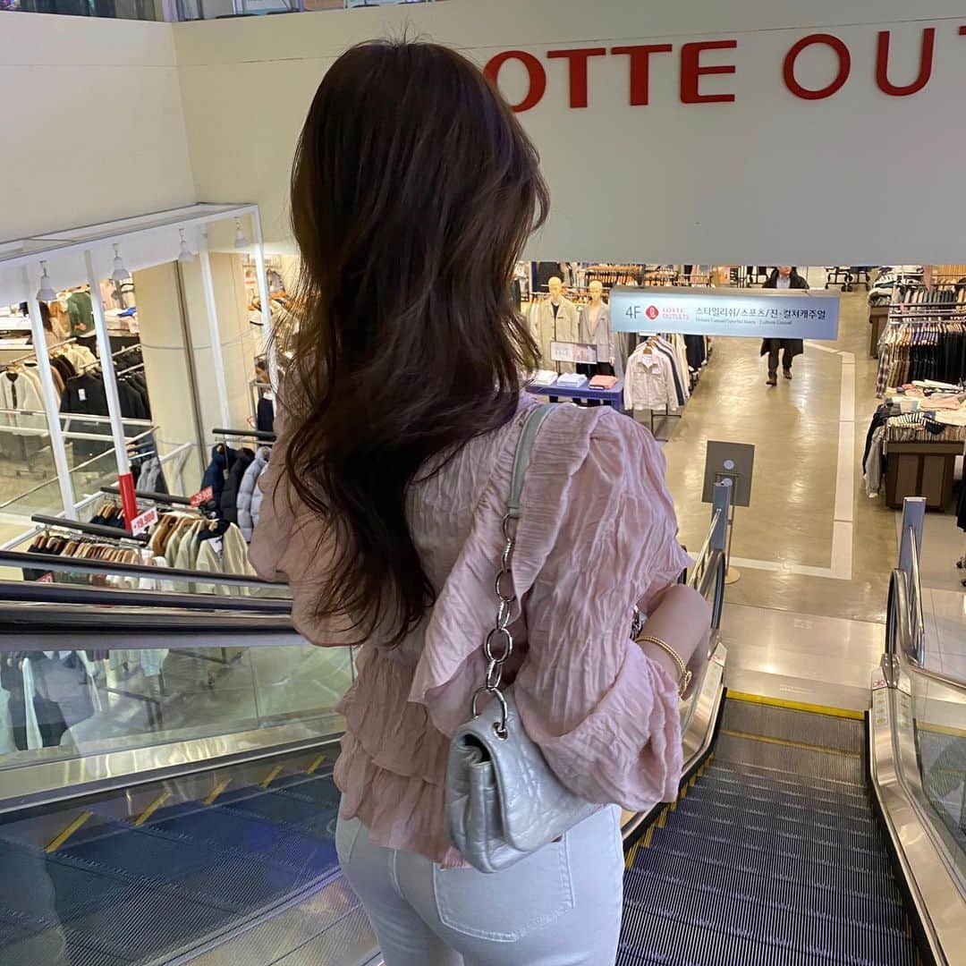 チョ・ミニョンさんのインスタグラム写真 - (チョ・ミニョンInstagram)「어제 라방과 최근 피드의 블랙도트 블라우스 아더 칼라 ♥ 마지막에 영상확인✨시장제품인데 가격이 너무 쌔서 갠소했는데 진행해 달라는 분들이 많네요 😤 원하는 분들을 위해 내일 오픈도와드려볼게요💕 - - 지금 24,000원 이벤트 가에 진행중인 허리밴딩 절개핀탁 팬츠 비침봐주세요🤭 +@ 깨알 후기도👾  #조덕후운동화사랑👟」2月20日 10時55分 - xxjominxx