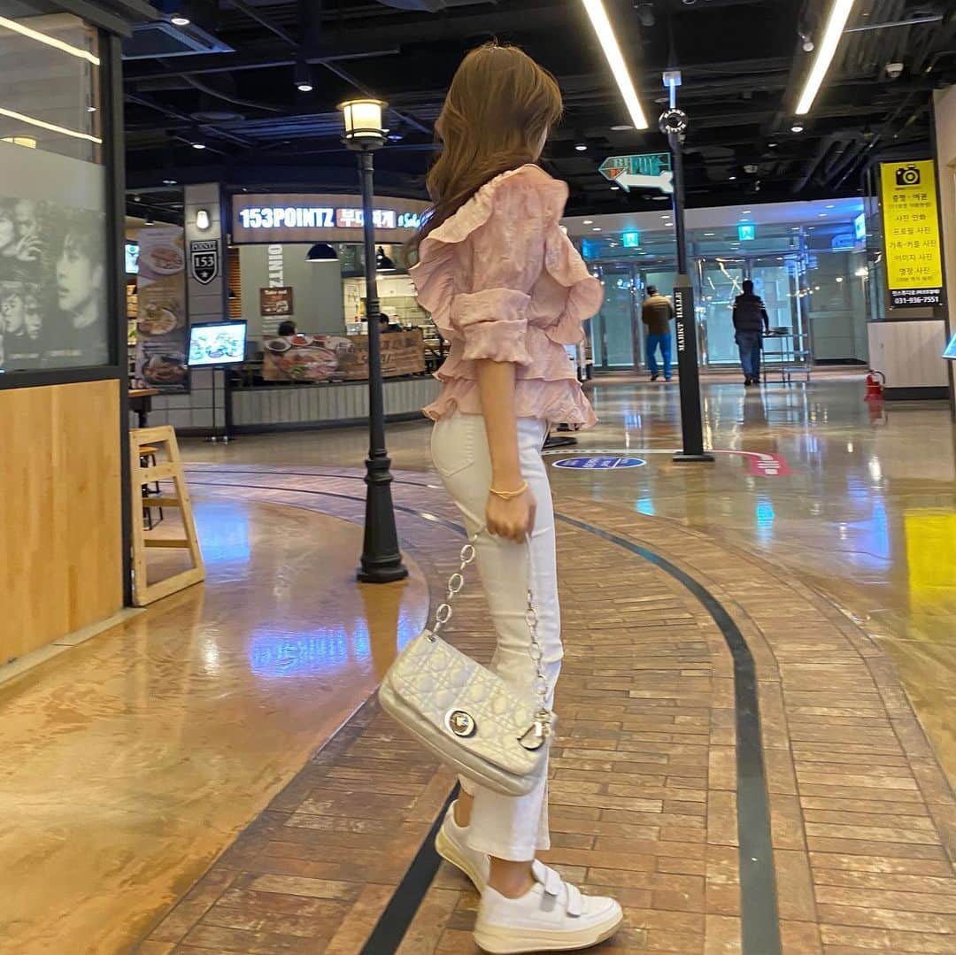 チョ・ミニョンさんのインスタグラム写真 - (チョ・ミニョンInstagram)「어제 라방과 최근 피드의 블랙도트 블라우스 아더 칼라 ♥ 마지막에 영상확인✨시장제품인데 가격이 너무 쌔서 갠소했는데 진행해 달라는 분들이 많네요 😤 원하는 분들을 위해 내일 오픈도와드려볼게요💕 - - 지금 24,000원 이벤트 가에 진행중인 허리밴딩 절개핀탁 팬츠 비침봐주세요🤭 +@ 깨알 후기도👾  #조덕후운동화사랑👟」2月20日 10時55分 - xxjominxx