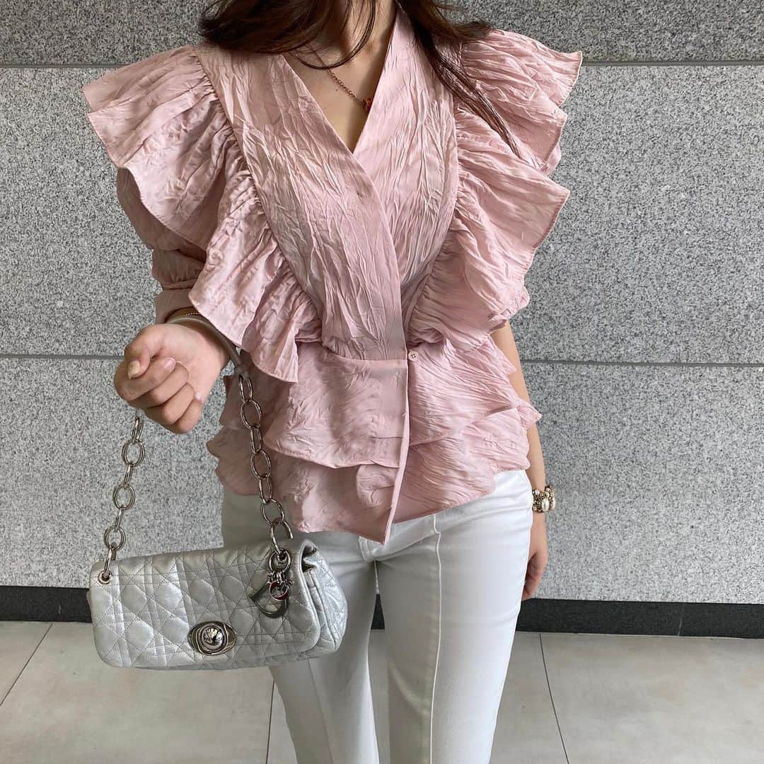 チョ・ミニョンさんのインスタグラム写真 - (チョ・ミニョンInstagram)「어제 라방과 최근 피드의 블랙도트 블라우스 아더 칼라 ♥ 마지막에 영상확인✨시장제품인데 가격이 너무 쌔서 갠소했는데 진행해 달라는 분들이 많네요 😤 원하는 분들을 위해 내일 오픈도와드려볼게요💕 - - 지금 24,000원 이벤트 가에 진행중인 허리밴딩 절개핀탁 팬츠 비침봐주세요🤭 +@ 깨알 후기도👾  #조덕후운동화사랑👟」2月20日 10時55分 - xxjominxx