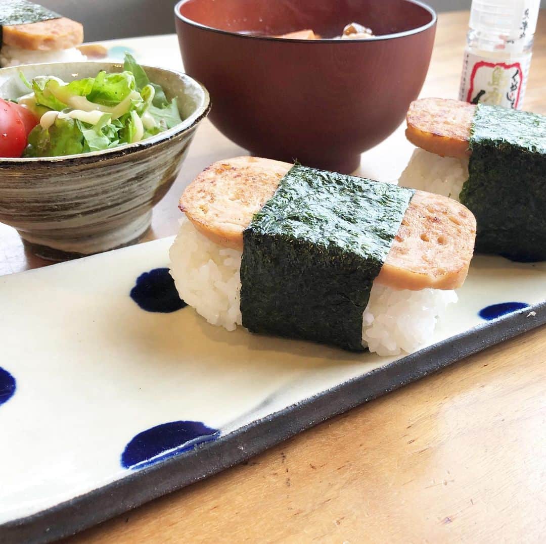 時間をうみだす移住雑貨のお店 ニライカナイ自由が丘さんのインスタグラム写真 - (時間をうみだす移住雑貨のお店 ニライカナイ自由が丘Instagram)「* 板皿って万能！ 魚はもちろん 取り皿にも早変わり 大皿として 食卓の真ん中でも◎ * #仲間陶房 ◉板皿 * 掲載商品のお問い合わせは インスタDMにて お受けしております * #ニライカナイ自由が丘#奥自由が丘#東京で琉球ガラスが買える店#東京でやちむんが買える店#やちむん#琉球ガラス#角皿#板皿#取り皿」2月20日 10時58分 - niraikanai_jiyugaoka