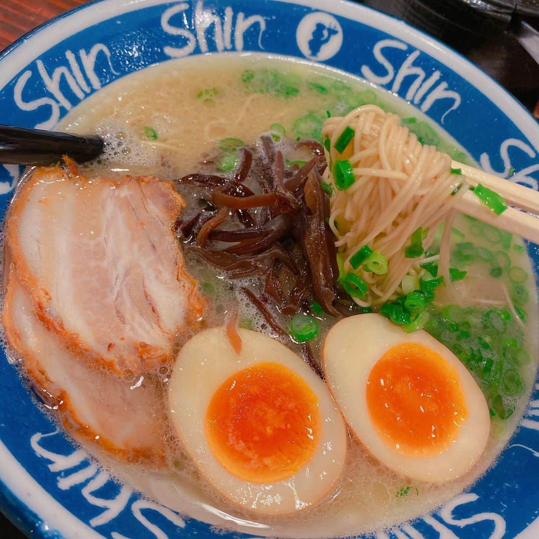 朝倉ゆりさんのインスタグラム写真 - (朝倉ゆりInstagram)「#shinshin ラーメン🍜 #焼きラーメン も食べたくて食べました🙃 #豚骨ラーメン #博多ラーメン #noodles #japanesenoodles #博多　#instafood #餃子」2月20日 11時06分 - eb_loverinko