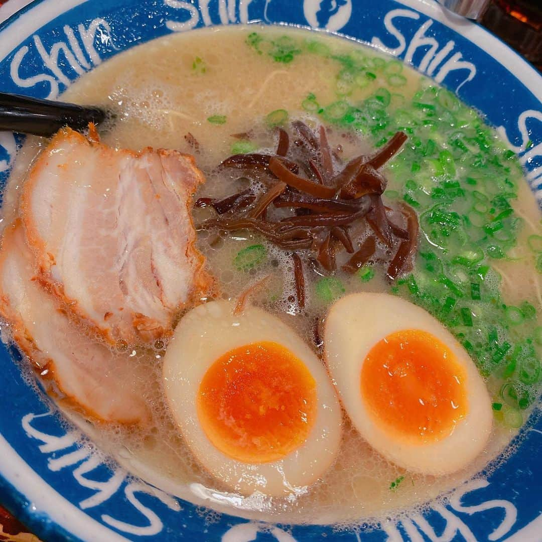 朝倉ゆりさんのインスタグラム写真 - (朝倉ゆりInstagram)「#shinshin ラーメン🍜 #焼きラーメン も食べたくて食べました🙃 #豚骨ラーメン #博多ラーメン #noodles #japanesenoodles #博多　#instafood #餃子」2月20日 11時06分 - eb_loverinko