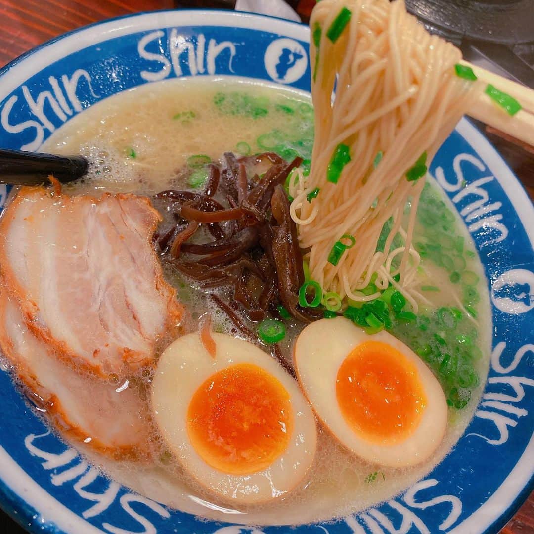 朝倉ゆりさんのインスタグラム写真 - (朝倉ゆりInstagram)「#shinshin ラーメン🍜 #焼きラーメン も食べたくて食べました🙃 #豚骨ラーメン #博多ラーメン #noodles #japanesenoodles #博多　#instafood #餃子」2月20日 11時06分 - eb_loverinko