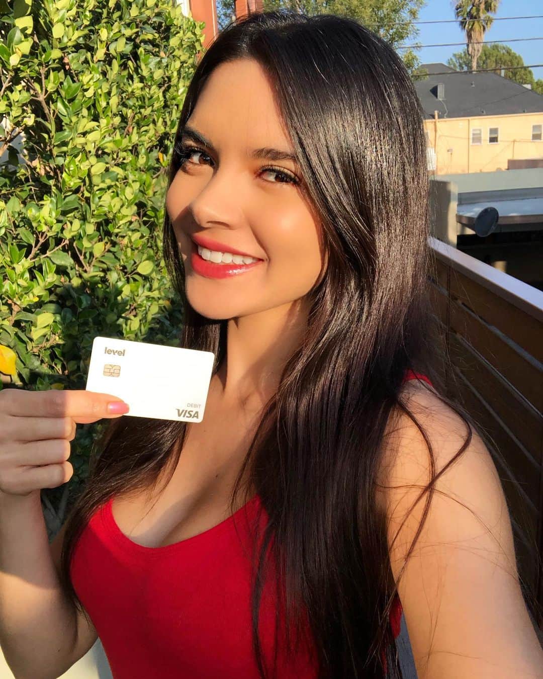 パオラ・ポーリンのインスタグラム：「Before getting into acting, I used to work in the investment department for the Colombian Government. I graduated from business school, and that is why smart investments and business deals are always something I gravitate towards. I’m ecstatic to be getting my new @levelbank debit card!  The best part? I get paid 2.10 % APY- that’s 35x more interest than the national rate according  to the FDIC. It has no fees or minimum balance requirements, ATM fee reimbursement up to 3x a month, $4 pre reimbursement, and 24/7 customer support! Go to levelbank.com and get yours today!  #nextlevelbanking #debitcard #savings #fintech #neobank #cashback  Disclosures: Annual Percentage Yield (APY) is dependent upon factors like the Federal Reserve, which means it may change. Cash back requires direct deposit of at least $1,000 per month. Earlier payday is subject to payer’s support of the feature and timing of payer’s funding. Provided through Evolve Bank & Trust, Member FDIC. See Level Bank Account Agreement for more details. #ad」