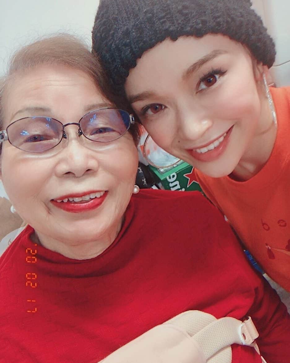 Soweluのインスタグラム：「思うように進まなくてイライラしてしまったり、本当は優しくしたいのについ冷たくしてしまったり、、 その度自己嫌悪になって繰り返すうちに介護うつなんじゃないかってとこまでいって 本当に苦しくって でもどうしようもなくて、、 ・ ぐちゃぐちゃになった心を これでもかってくらい泣いて やっとリセット出来て ようやくこうして投稿出来るようになりました。  私は腹を決めました。 最後まで明るく元気に優しく 前向きにおばあちゃんに恩返しすると。 そう決めてからおばあちゃんにも伝わっているみたいでだいぶ元気になってきました！  この先どうなるかわからないけど、 とにかく生きてるこの時に 楽しい良い思い出をたくさん作れるよう最後までおばあちゃんが笑顔でいられるように心を強く、 自分が太陽☀️になって明るくこれからも頑張ります😊‼️ ・ みんなありがとう Thankyou everyone!!! ・ ・ この日はずっとしばらくしていなかったメイクを付けてあげて、 キレイだよ〜ってたくさん言葉をかけてたら 「そう？」なんて言いながら笑ってくれました😌 久しぶりにおばあちゃんが笑うのを見て、やっぱり私にやれる事はまだまだあるなって気付かされました。 小さな事でも笑顔になれる事って実は日常に溢れていると思う！  色んな事あるけど 前向きに行こうね！✨🌈 #family #grandma  #love」