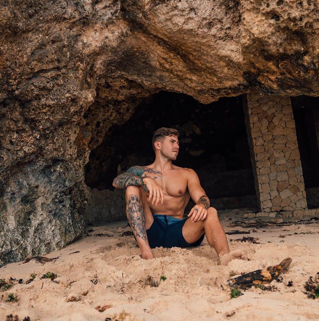 NICKY GILEのインスタグラム：「Caveman」