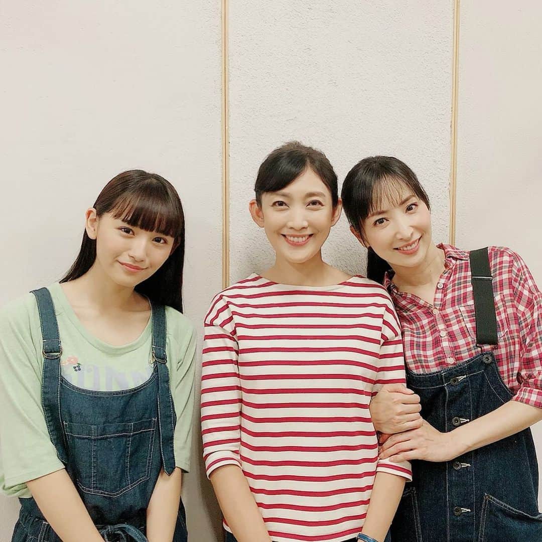 田中美里のインスタグラム：「明日は駐在刑事season2。 第5話です。 なんだか金曜日が来るのが早いなぁ。  真飛聖ちゃんと浅川梨奈ちゃんと。  可愛いお2人に囲まれて照れる私。  このお2人にどんな事件が！？ 皆さん、明日も観てくださいね。  #テレビ東京系 #駐在刑事season2 #毎週金曜日 #夜20時から #真飛聖 #浅川梨奈 #奥多摩」