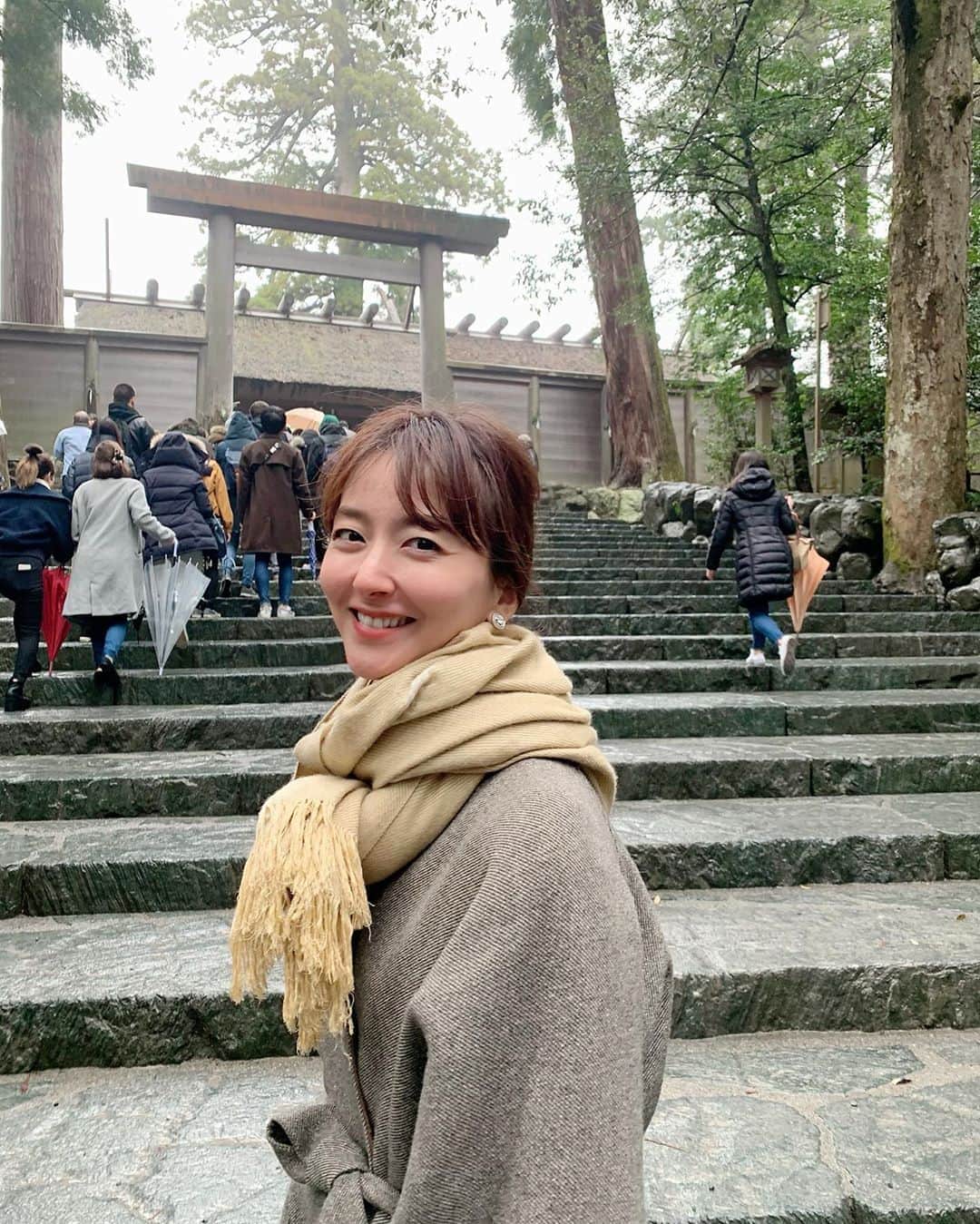 東麻美さんのインスタグラム写真 - (東麻美Instagram)「雨露 木々のにおい 春の葉  気持ちよかったです🌿✨ ・ ・ #伊勢神宮 #trip#love#麻美旅」2月20日 11時18分 - asamihigashi