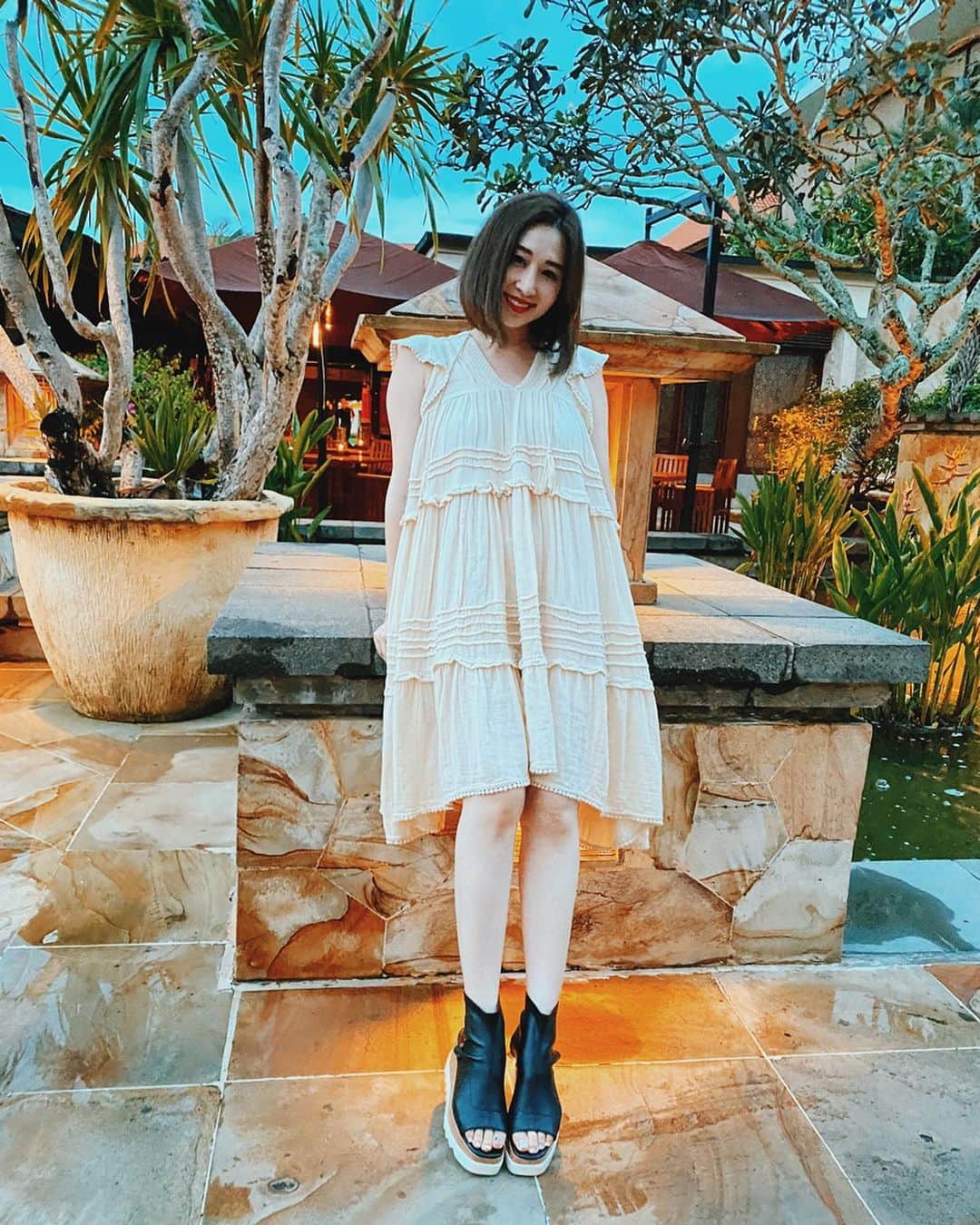 shihoのインスタグラム：「やっぱり海外は ワンピースが着たくなる👗🤍 . . 旅行前にかならず マツエクのメンテナンス✔︎ @salon__ef__official  今回はディープラッシュで つけれるだけ🤍 担当三浦さん🤍 . . . sandal @amail_official  バリで履きたかったの🤎 歩きやすいしかわいいし amailの靴だいすき！！！🤍 . . . . #ootd#fashion #code#outfit  #dress#amail#sandal#bali#trip」