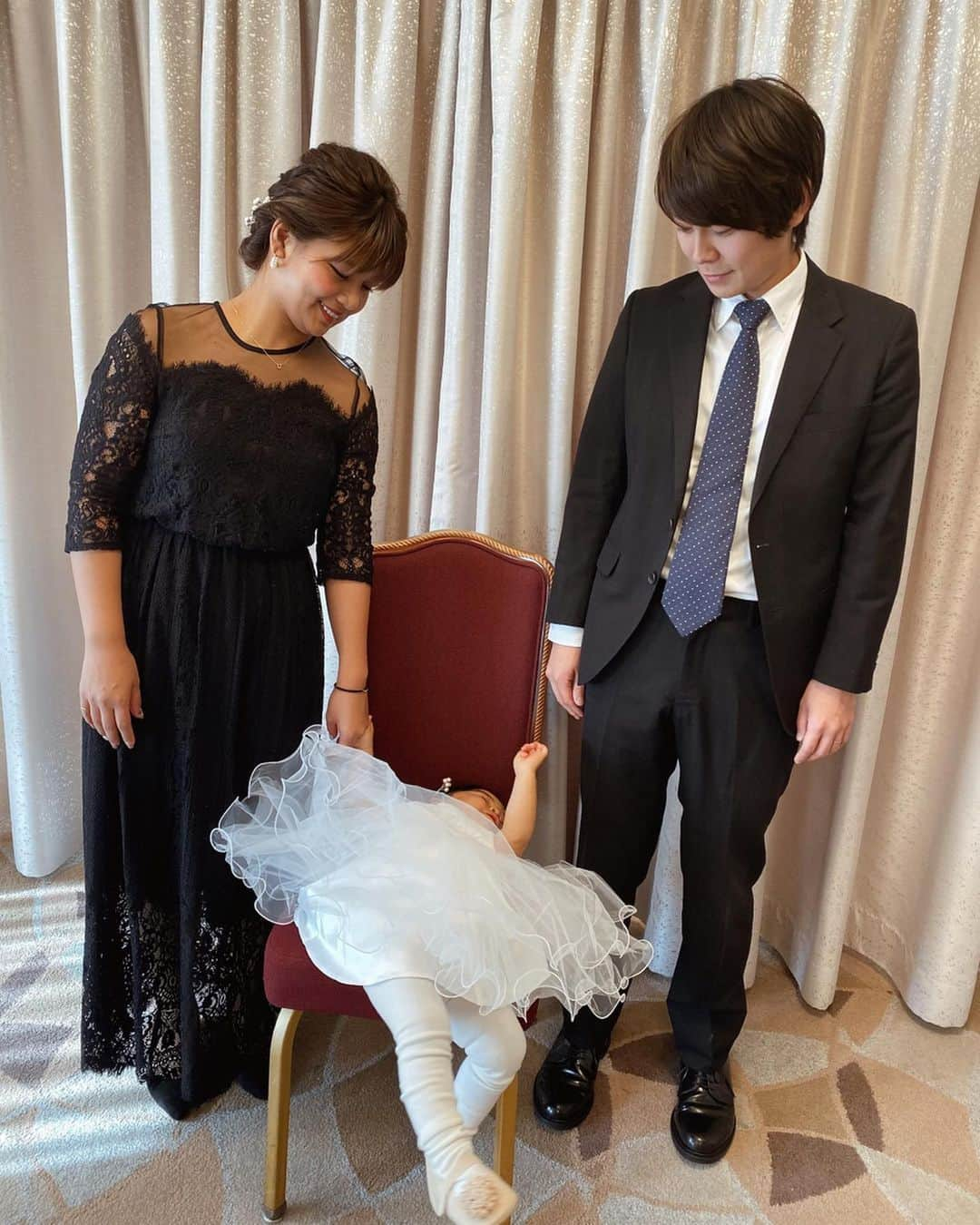 クロさんのインスタグラム写真 - (クロInstagram)「弟の結婚式の時の写真👰🏽﻿ リトルプリンセス✨✨﻿ 楽天でメッチャ可愛いドレス見つけて、着させたけれど、当日は暴れん坊なので式の間はピーさんとお外で遊んで、そのままベビーカーでお昼寝😴﻿ ﻿ 披露宴後半で起きてきましたとさ👧🏽﻿ ﻿ ※両親の顔似過ぎ問題🤦🏽‍♀️﻿ ※3枚目の写真ウケる…静観🤦🏽‍♀️﻿ ※手首のゴムが生活感🤦🏽‍♀️﻿ ﻿ #1歳4か月 #wedding #結婚式 #ベビードレス#モデル #tokyo #東京 #可愛い #ありがとう #空 #ファッション #撮影 #コーデ #大好き #tokyo #コーデ #baby #女の子ママ #ママリ#ベビフル #コドモノ #新米ママ #赤ちゃんのいる生活 #mamagirl #ママカメラ #おやこーで #親子コーデ #リンクコーデ #cordinate #親バカ部 #あいのり #ちびクロdiary﻿」2月20日 11時30分 - kuro_risa