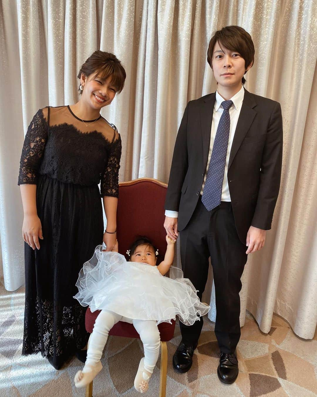 クロさんのインスタグラム写真 - (クロInstagram)「弟の結婚式の時の写真👰🏽﻿ リトルプリンセス✨✨﻿ 楽天でメッチャ可愛いドレス見つけて、着させたけれど、当日は暴れん坊なので式の間はピーさんとお外で遊んで、そのままベビーカーでお昼寝😴﻿ ﻿ 披露宴後半で起きてきましたとさ👧🏽﻿ ﻿ ※両親の顔似過ぎ問題🤦🏽‍♀️﻿ ※3枚目の写真ウケる…静観🤦🏽‍♀️﻿ ※手首のゴムが生活感🤦🏽‍♀️﻿ ﻿ #1歳4か月 #wedding #結婚式 #ベビードレス#モデル #tokyo #東京 #可愛い #ありがとう #空 #ファッション #撮影 #コーデ #大好き #tokyo #コーデ #baby #女の子ママ #ママリ#ベビフル #コドモノ #新米ママ #赤ちゃんのいる生活 #mamagirl #ママカメラ #おやこーで #親子コーデ #リンクコーデ #cordinate #親バカ部 #あいのり #ちびクロdiary﻿」2月20日 11時30分 - kuro_risa