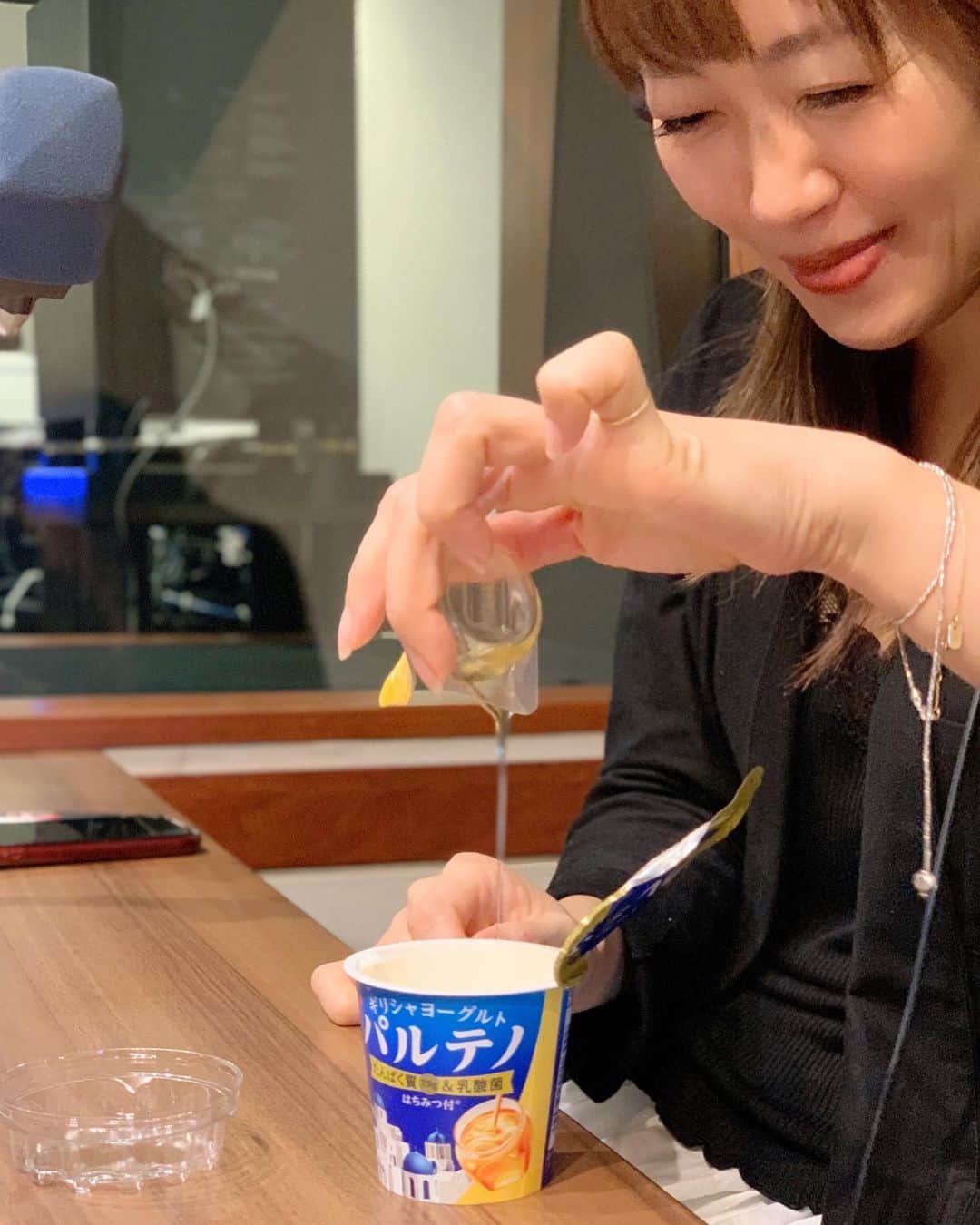 坂本美雨のディア・フレンズさんのインスタグラム写真 - (坂本美雨のディア・フレンズInstagram)「はちみつをかけて、ニンマリ😚﻿ この時間も至福のひととき﻿ ﻿ ﻿ #パルテノ #ヨーグルト #はちみつ﻿ #腸活 #菌活 #シガシガ⠀﻿ #ギリシャヨーグルト #高タンパク質⠀﻿ #森永乳業 #CafeTalk⠀﻿ 季節限定フレーバーの﻿ #いちじくミックス #ナッツソース ﻿ ナッツの香ばしさが😋👍でした🥜」2月20日 11時39分 - dearfriends80