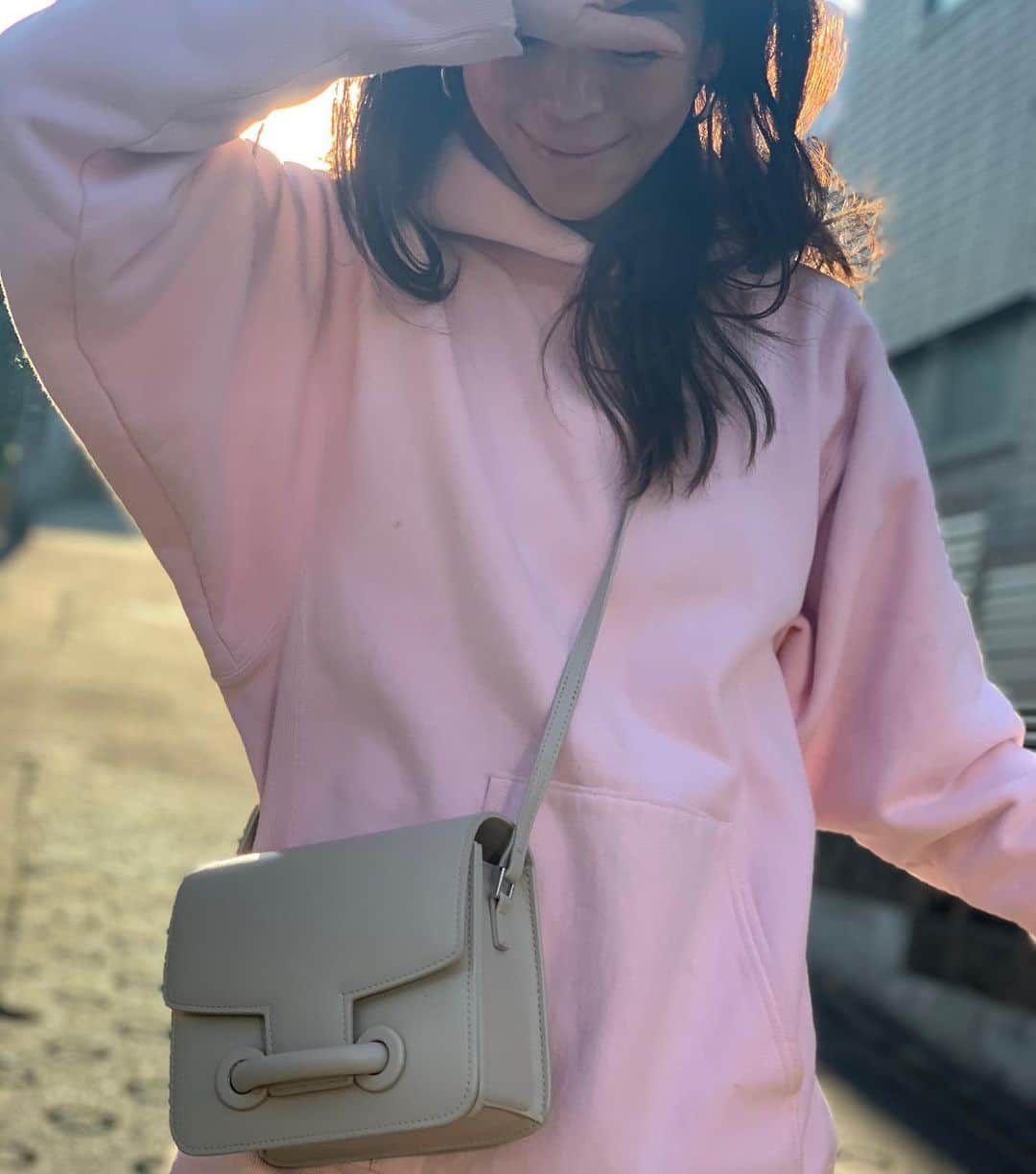大桑マイミさんのインスタグラム写真 - (大桑マイミInstagram)「大好きな❤️bag @vasic_japan  どんなスタイリングにも合わせやすく 素敵なんだな。　惚れてる❣️ 小さいサイズのvasicの定番の形。  今日も太陽☀️が気持ちいいな。 #vasic  #2020ss  #何個もってても欲しくなる #毎日一緒」2月20日 11時43分 - maimiokuwa
