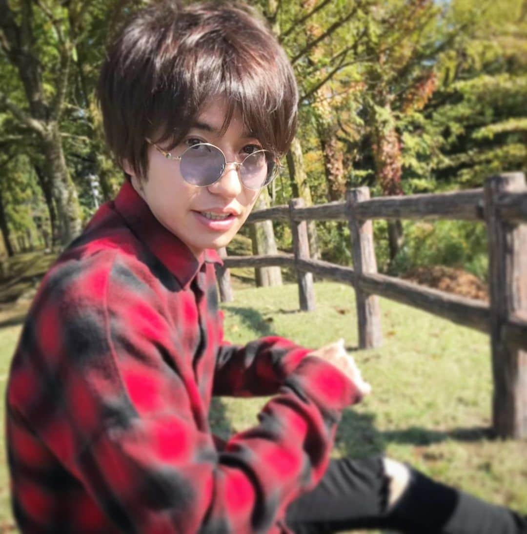 武田航平さんのインスタグラム写真 - (武田航平Instagram)「随分前の社員旅行の時の写真。 彼氏シリーズ行きで。 しかし 髪暗めだな〜。 長いし。 てか そろそろ戻さないとな〜。 本日ダブルベッドO.Aです。 @doublebed_02  楽しんでご覧ください。 #あいのり #ダブルベッド #samurai #彼氏シリーズ」2月20日 11時55分 - kouhei_takeda.official