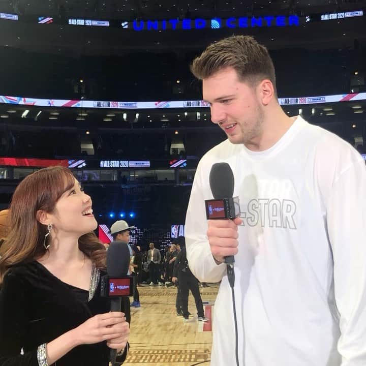 メロディー・モリタのインスタグラム：「Interviewed top NBA star @LukaDoncic courtside right before the All-Star Game!😄🎤🏀 Conducting interviews,  translating, & bilingual reporting on live TV all at once! * Luka shared that he grew up watching LeBron, so being selected as a starter by his idol made him feel very proud and that he wanted to get the win with the team... which they did!🙌 He also talked about his favorite memory with Kobe, BTS stories, & more! It was awesome to see Luka make an assist to Rui for the alley oop dunk in the Rising Stars Challenge as well⭐️ * I am so grateful that this was my third consecutive year covering NBA All-Star, and 2020 was definitely the most touching one. Seeing every single athlete play with their heart & soul + the arena roaring as if it were an NBA Finals game was so moving. Kobe Bryant's presence & Mamba Mentality was definitely felt throughout the game. * My most memorable part of All-Star 2020 aside from the game was the 24.2 second shot clock (from Kobe Bryant & his daughter's jersey numbers). Instead of having a moment of silence during the 24.2 seconds, everyone in the arena came together to give their loudest cheer so that our voices would reach former NBA Commissioner David Stern, Kobe, Gianna, & the seven others above. As Devin Booker mentionedーlong live Kobe. Thank you Kobe and @NBA for bringing the best league in the world even closer together.💜 * 本戦のNBAオールスターゲームでは、新人王であり、今NBAで最も注目されている若きスター、ルカ・ドンチッチ選手に試合直前のインタビューをする事ができました‼️✨ * ドンチッチ選手(20)は「憧れの存在でずっと観て育ったレブロン・ジェームズ選手に選抜された事をとても誇りに思う。全員で勝利を掴めるよう頑張るよ」と話して下さり、見事チーム・レブロンの勝利となりました！ * 又、Rising Stars戦ではドンチッチ選手からのパスで八村選手がアリーウープダンクを決めるなど、普段は絶対に観られない夢の共演も実現しました🙌 * 今年は新フォーマットにより、まるでNBAファイナルを観ているかのような全力モードで戦うスーパースター選手たちの姿は、最後の最後まで亡きコービー・ブライアントさんのマンバ・メンタリティが受け継がれた感動的な一戦となりました。 * 現地リポートでもお話させて頂きましたが、試合以外で私がこの取材を通して最も印象的だった事は、やはり24.2秒のショットクロックでした。24.2秒の間、デイビッド・スターンさん、コービー、娘のGiannaちゃん、そして共にこの世を去ってしまった7名の方々を想いながら黙祷するのではなく、全員がコービーたちへの気持ちを叫び、アリーナ全体が一つになった感動的な時間でした。 * オールスターウィークエンド2020の試合＆インタビューなどをフルで観たい方は、NBA Rakutenで見逃し配信がありますので是非ご覧ください！これからのNBAが益々楽しみになった、史上最高のオールスターでした✨ Video credit: @nbaontnt  #NBA #NBAAllStar #NBARakuten #courtside #interview #LukaDoncic」