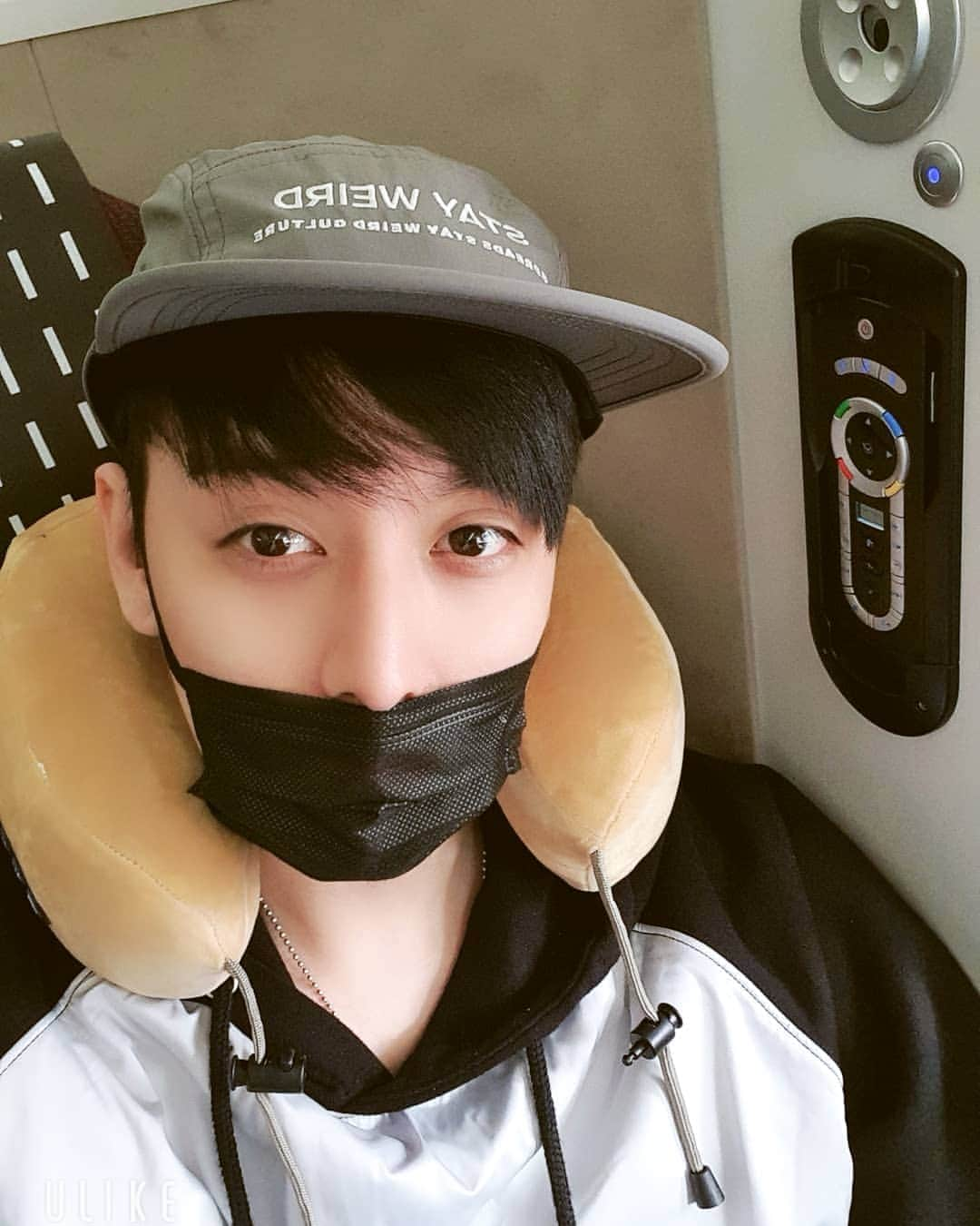 イライのインスタグラム：「See you soon~! • #Eli #Kim #Plane #safetypercautions #besafe #StayWeird #WrongDirectionclothing #cleanbe」