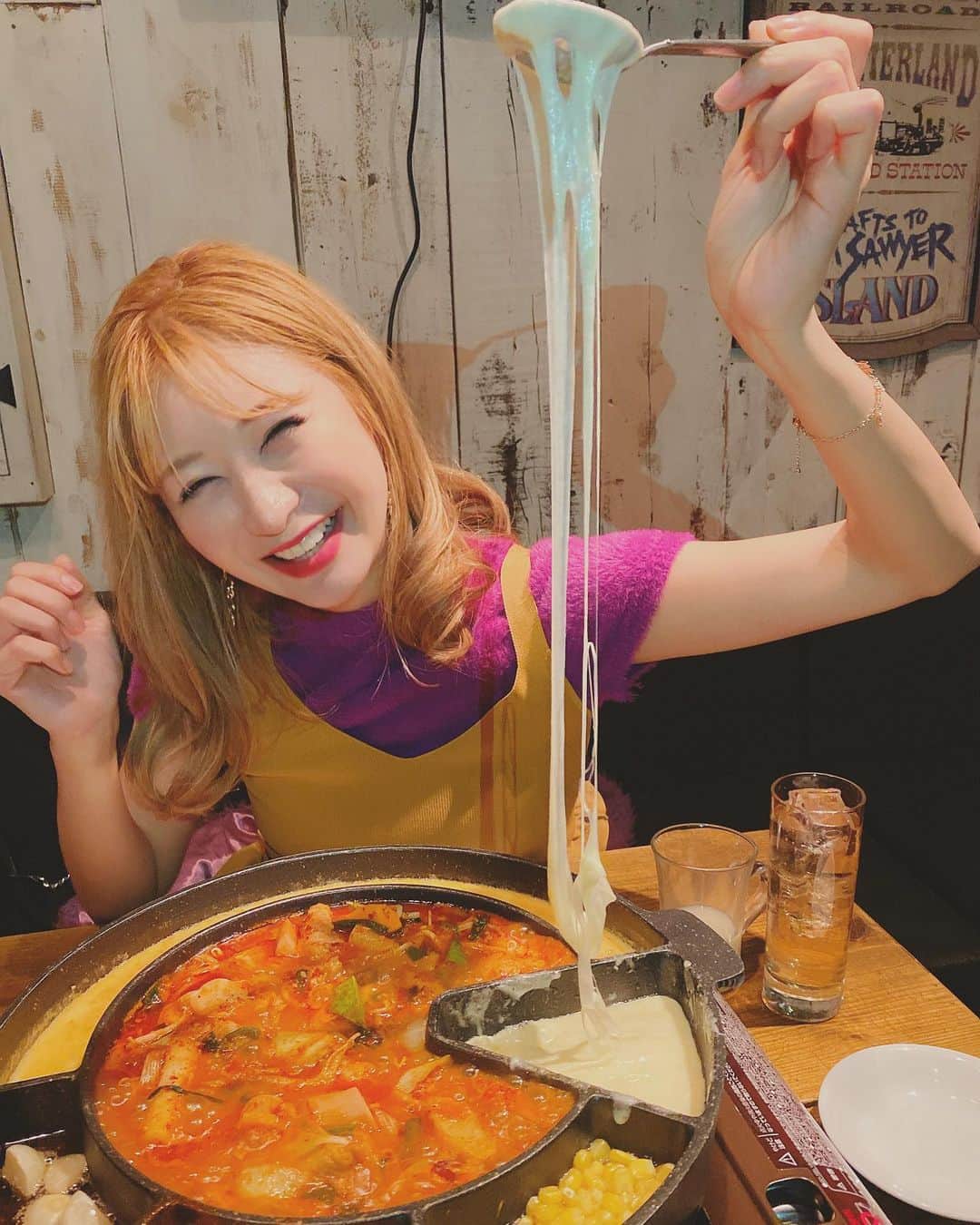 中村江莉香さんのインスタグラム写真 - (中村江莉香Instagram)「#映え選手権 😂😂笑 この爆笑の全貌は一番最後の写真にあり！！笑😂💕💕 #六本木韓国料理 😍 ・ めっちゃ来たかった#まつ岡 さん🧀🌶 ここの#チーズタッカルビ は辛さの奥に旨味があってコクあり‼︎ 辛すぎず、、でも辛い🤩そしてこの時期温まる〜♥️進む〜💓 ・ ご飯会はOL👩‍💼しているお友達と😻(なので写真はNG🤤)インスタ映えを教えて〜⁈からの、、このチーズの良さを伝える表情！！って言う写真の取り合いっ子が始まりました。 一番最後の写真！笑 最大限にこのタッカルビの良さを表現してみました🤝！！ 「チーズを見て🧀目を光らせる」笑 そこから笑いすぎて🤣もう、写真全部笑ってたwww(顔決めれないw) ・ 今回の#韓国料理 に合うドリンクは...#牛乳 😍🥛(給食か！！笑) いいえ、激辛とミルクめっちゃ合います。安定のジンジャーエールも良きですが、、辛いものとミルクハマりそうです🤣🥛🐄 ・ #一年ぶり #大好きちゃん #ご近所会 #大爆笑 #インスタ映え希望 #ちーずのびーる #のびーるチーズ #スンドゥブ #東京グルメ #六本木グルメ #グルメ女子 #食べることが大好きです #美味しいご飯屋さん巡り #美味しいご飯屋さん発見 #冬は激辛 #辛いもの好きな人と繋がりたい #チーズタッカルビ🧀 #トッポギ好き #トッポギ美味しい #インスタグラマー #インフルエンサー #江莉香グルメ」2月20日 11時48分 - erica_nakamura