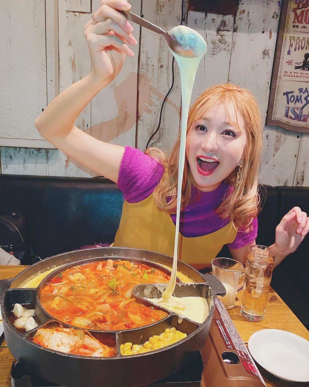 中村江莉香さんのインスタグラム写真 - (中村江莉香Instagram)「#映え選手権 😂😂笑 この爆笑の全貌は一番最後の写真にあり！！笑😂💕💕 #六本木韓国料理 😍 ・ めっちゃ来たかった#まつ岡 さん🧀🌶 ここの#チーズタッカルビ は辛さの奥に旨味があってコクあり‼︎ 辛すぎず、、でも辛い🤩そしてこの時期温まる〜♥️進む〜💓 ・ ご飯会はOL👩‍💼しているお友達と😻(なので写真はNG🤤)インスタ映えを教えて〜⁈からの、、このチーズの良さを伝える表情！！って言う写真の取り合いっ子が始まりました。 一番最後の写真！笑 最大限にこのタッカルビの良さを表現してみました🤝！！ 「チーズを見て🧀目を光らせる」笑 そこから笑いすぎて🤣もう、写真全部笑ってたwww(顔決めれないw) ・ 今回の#韓国料理 に合うドリンクは...#牛乳 😍🥛(給食か！！笑) いいえ、激辛とミルクめっちゃ合います。安定のジンジャーエールも良きですが、、辛いものとミルクハマりそうです🤣🥛🐄 ・ #一年ぶり #大好きちゃん #ご近所会 #大爆笑 #インスタ映え希望 #ちーずのびーる #のびーるチーズ #スンドゥブ #東京グルメ #六本木グルメ #グルメ女子 #食べることが大好きです #美味しいご飯屋さん巡り #美味しいご飯屋さん発見 #冬は激辛 #辛いもの好きな人と繋がりたい #チーズタッカルビ🧀 #トッポギ好き #トッポギ美味しい #インスタグラマー #インフルエンサー #江莉香グルメ」2月20日 11時48分 - erica_nakamura