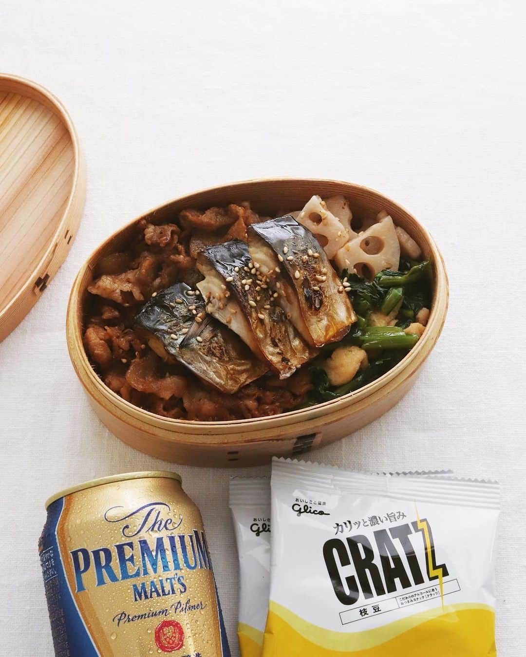 樋口正樹さんのインスタグラム写真 - (樋口正樹Instagram)「Bento & Beer . 昼の弁当は魚と肉で、 塩さばと豚生姜焼き。 嬉しいプレモル付き。 . ビールにクラッツは すごく合いますよね。 昼から一杯頂きます。 . . #お弁当 #お昼ごはん #焼き鯖弁当 #生姜焼き弁当 #プレモル #クラッツ #昼飲み #昼飲み最高 #bento #cratz #premiummalts」2月20日 12時03分 - higuccini