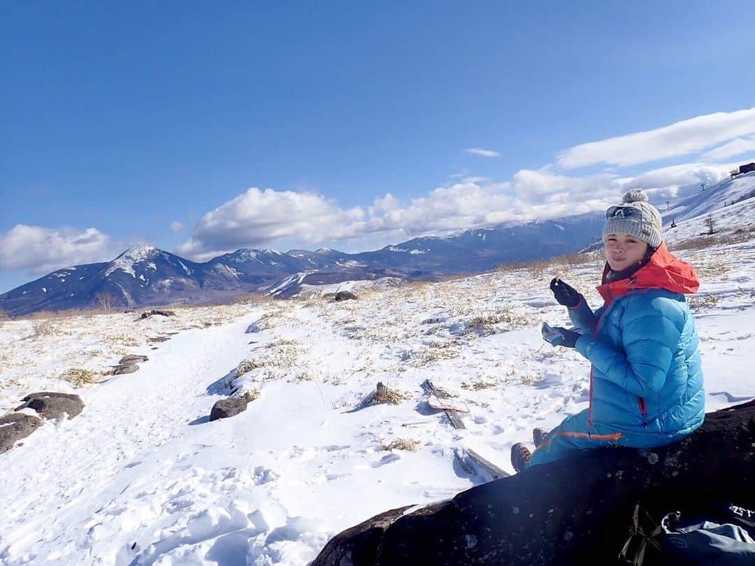 仲川希良さんのインスタグラム写真 - (仲川希良Instagram)「ストーリーでの質問にたくさんのお返事ありがとうございました！ ・ 今シーズン楽しまれた雪山で回答が集中したのは、谷川岳、黒斑山、北横岳 なんとブライトホルンという羨ましい方もいらっしゃって！ ・ 黒斑山、北横岳はリラックスできる雪山で私も大好き どちらのコースも雪山デビュー応援サイト「雪山 一歩、一歩。」でご紹介しているので 気になる方はぜひご覧ください❄️ インスタのプロフィールにリンクをはりました◎ ・ 写真は霧ヶ峰の車山乗越でオヤツ中の1枚です 麓の老舗和菓子屋で買った切山椒をモグモグ ・ 日曜のNHKラジオ「石丸謙二郎の山カフェ」のテーマが「雪山とのお付き合い」だったのですが ラジオ内では雪山初心者へのオススメとしてこの車山高原が紹介されていましたよ〜 「山カフェ」はらじるらじるで1週間の間何度でも聞くことができます♩ (私が出演しているわけではなく、ただの番組ファンです……😌) ・ ・ #🏔 #❄️ #雪山 #登山 #トレッキング #雪山ハイキング #スノーシュー #長野 #霧ヶ峰 #車山高原」2月20日 11時58分 - kiranakagawa