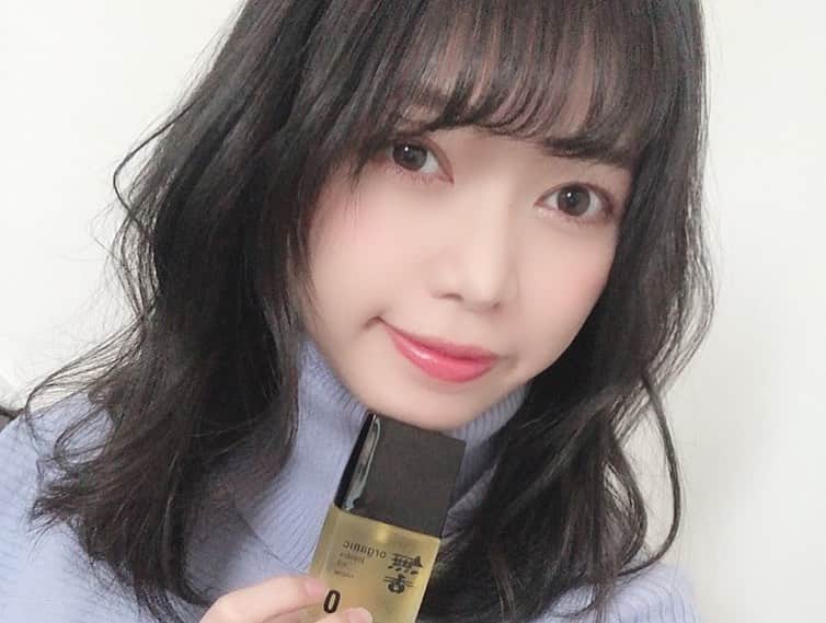 嶋村瞳さんのインスタグラム写真 - (嶋村瞳Instagram)「. オススメのヘアオイル🎀 organic jojoba oil . 濡れ感だしてちょっと大人セクシーに(๑⃙⃘´꒳`๑⃙⃘) 肌にも塗れるって言われて、さっそく髪の毛やったあと手に馴染ませたら、手がスベスベ🥺🙌 . ザッキーさんのとこで購入！ @yamazaki_sho . . 💃」2月20日 11時59分 - hitomi_shimamura_official